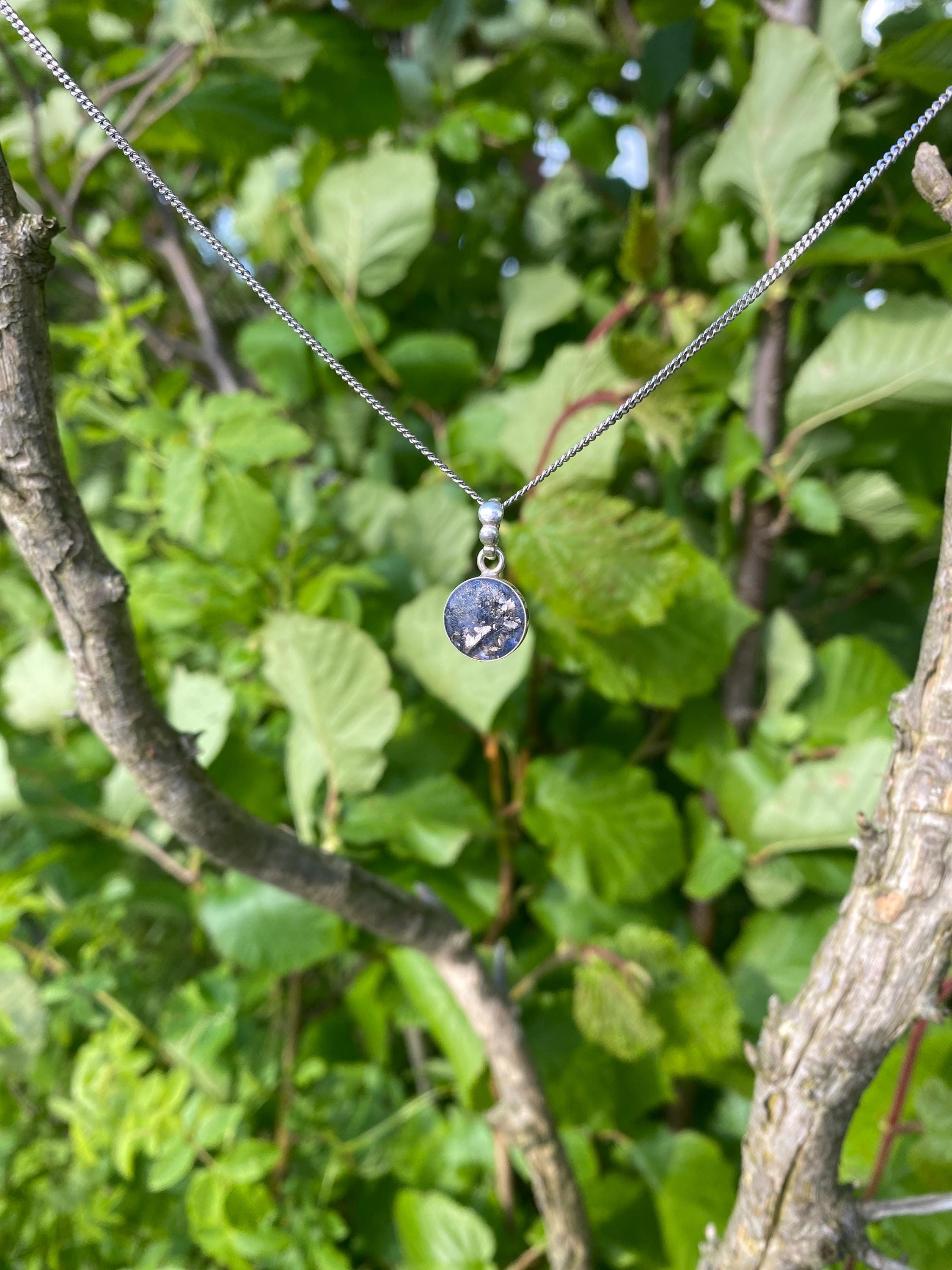 925 Sterling Silber Anhänger | Halskette aus echten Sodalith mit Bismuth | Von Hand gefertigt | 10mm