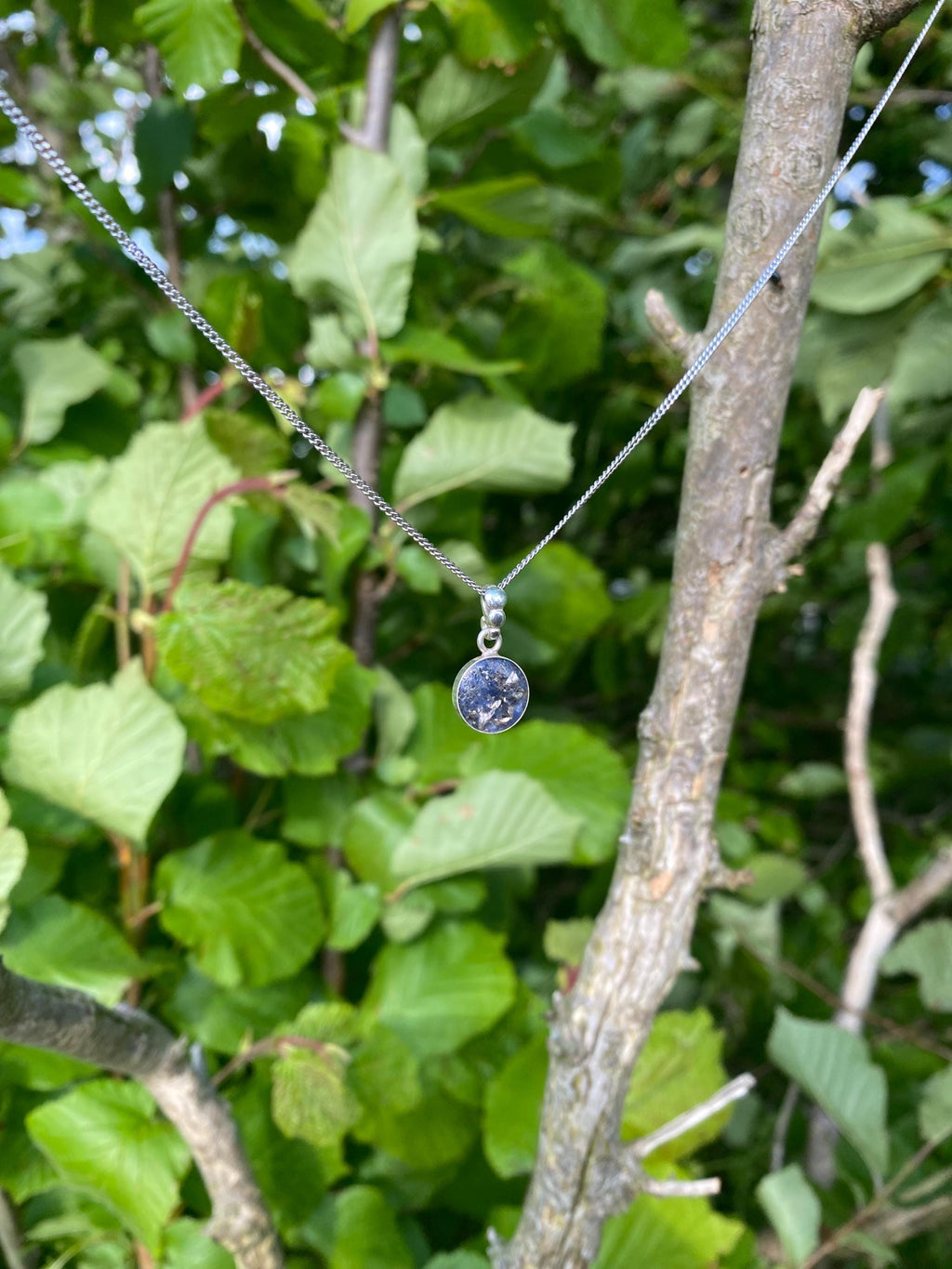 925 Sterling Silber Anhänger | Halskette aus echten Sodalith mit Bismuth | Von Hand gefertigt | 10mm