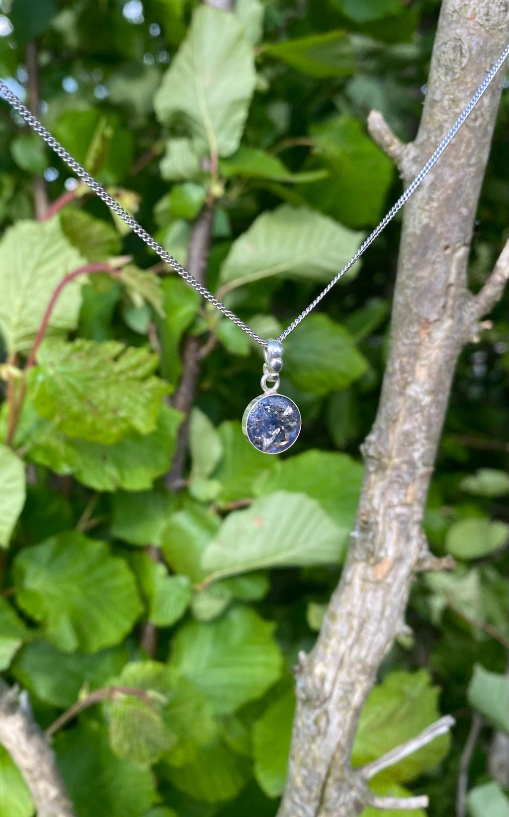 925 Sterling Silber Anhänger | Halskette aus echten Sodalith mit Bismuth | Von Hand gefertigt | 10mm