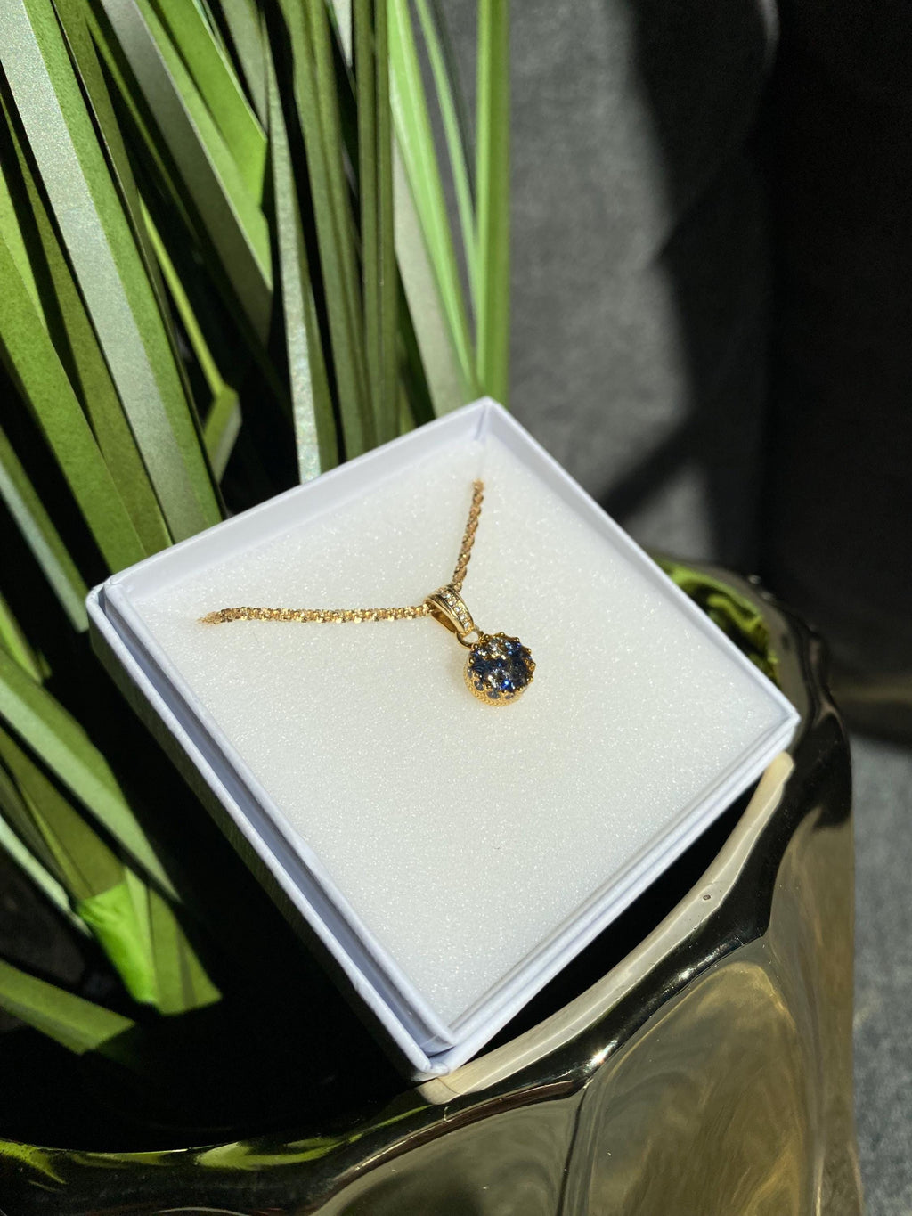 Königlicher Goldanhänger mit Tansanit Brillianten und Diamanten in Epoxidharz – edel, einzigartig & handgefertigt (8 mm)