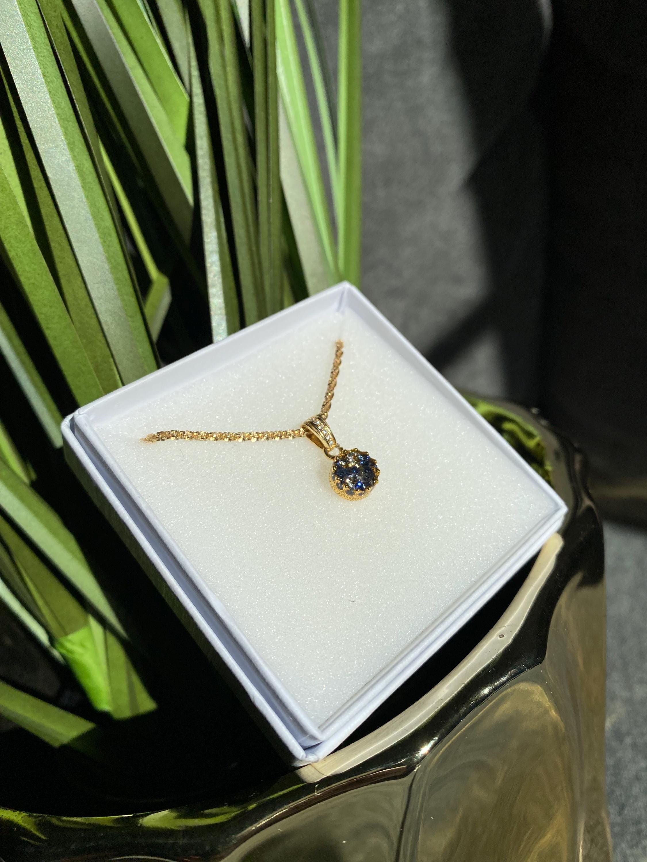 Königlicher Goldanhänger mit Tansanit Brillianten und Diamanten in Epoxidharz – edel, einzigartig & handgefertigt (8 mm)