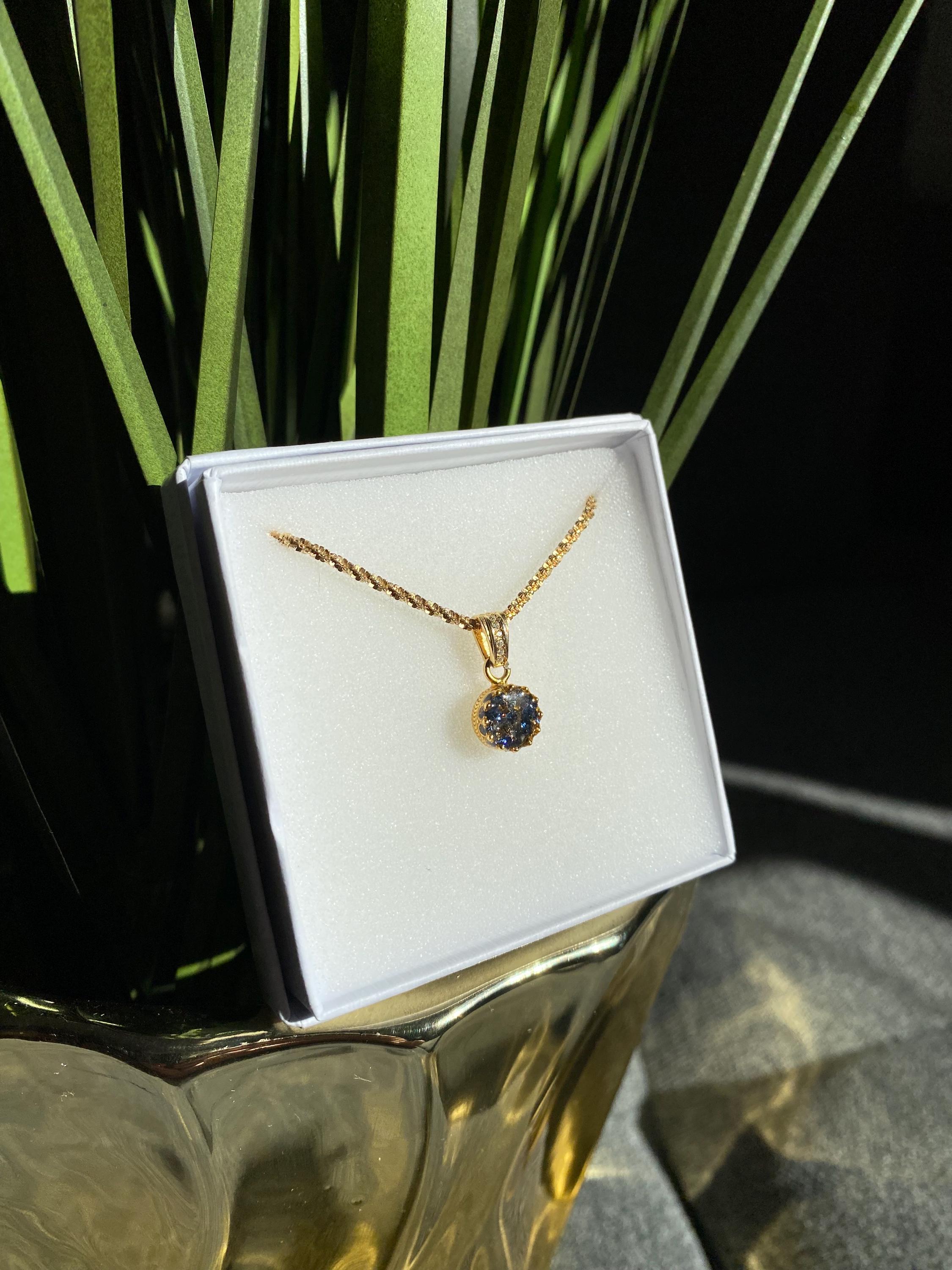 Königlicher Goldanhänger mit Tansanit Brillianten und Diamanten in Epoxidharz – edel, einzigartig & handgefertigt (8 mm)