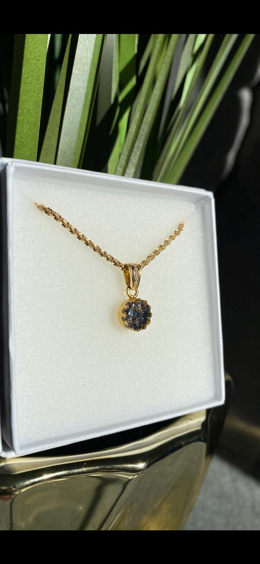 Königlicher Goldanhänger mit Tansanit Brillianten und Diamanten in Epoxidharz – edel, einzigartig & handgefertigt (8 mm)
