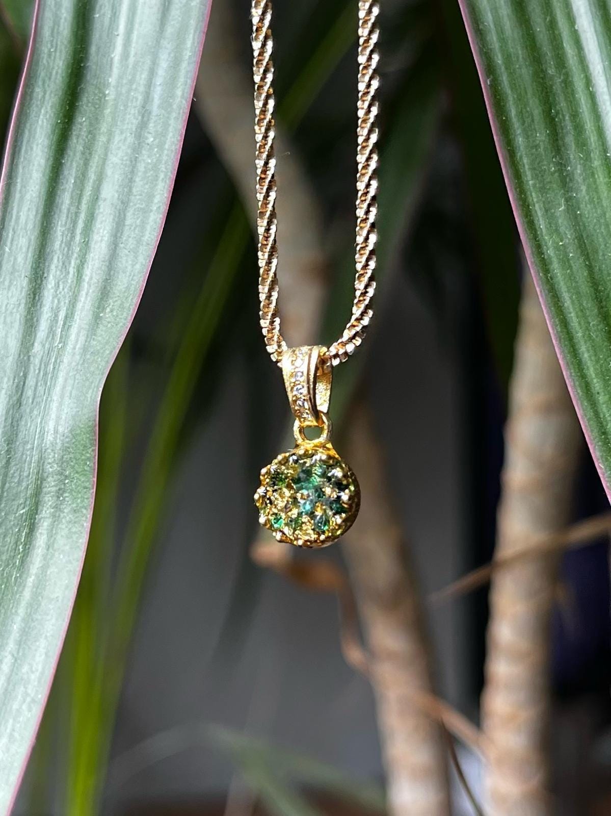 Königlicher Goldanhänger mit Smaragd Brillianten und Diamanten in Epoxidharz – edel, einzigartig & handgefertigt (8 mm)