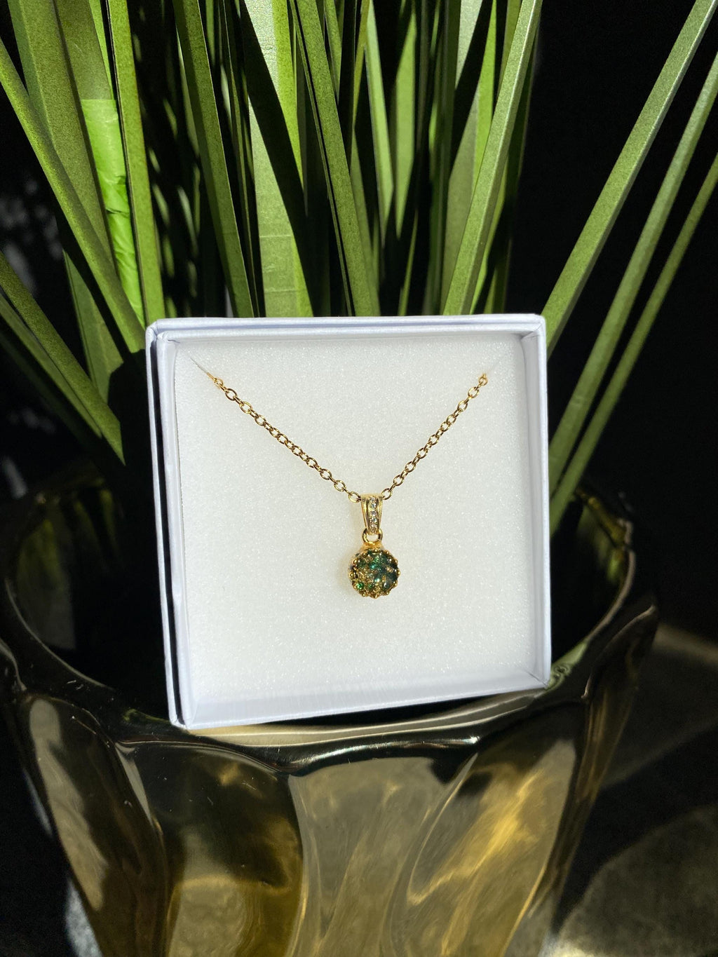Königlicher Goldanhänger mit Smaragd Brillianten und Diamanten in Epoxidharz – edel, einzigartig & handgefertigt (8 mm)