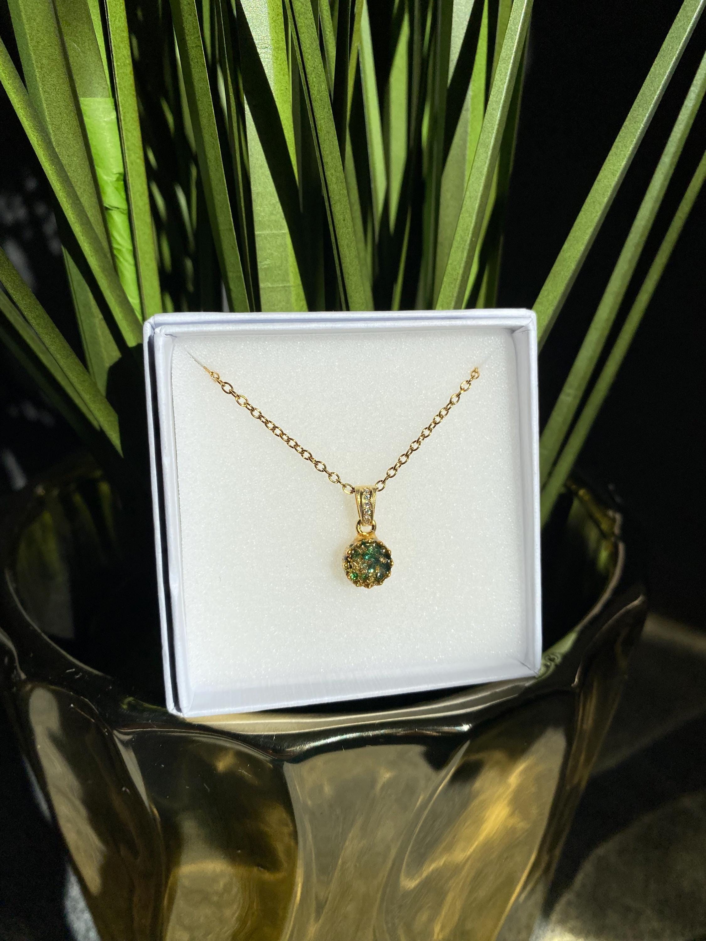 Königlicher Goldanhänger mit Smaragd Brillianten und Diamanten in Epoxidharz – edel, einzigartig & handgefertigt (8 mm)