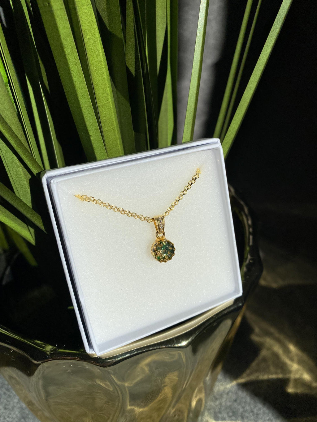 Königlicher Goldanhänger mit Smaragd Brillianten und Diamanten in Epoxidharz – edel, einzigartig & handgefertigt (8 mm)