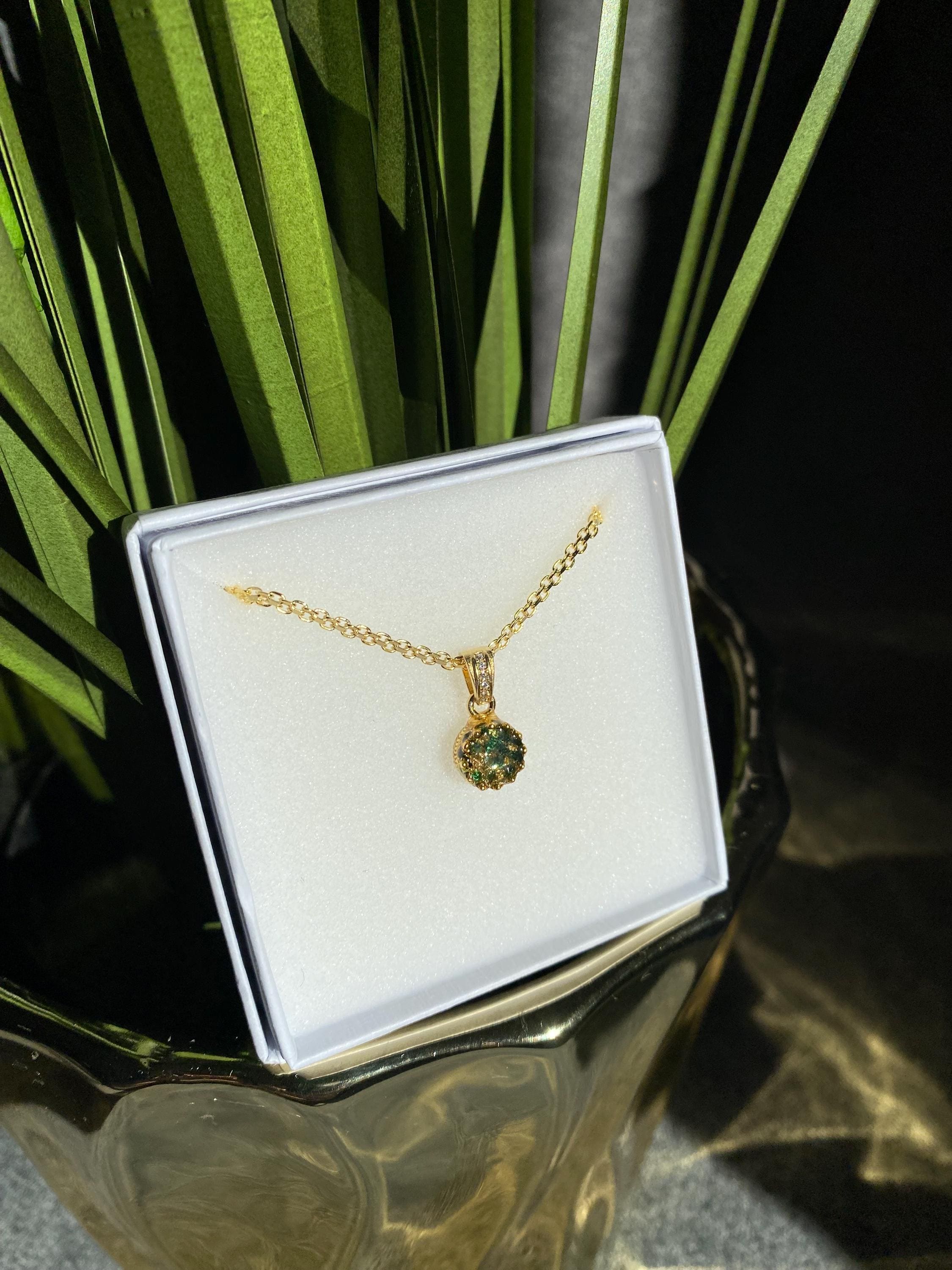 Königlicher Goldanhänger mit Smaragd Brillianten und Diamanten in Epoxidharz – edel, einzigartig & handgefertigt (8 mm)