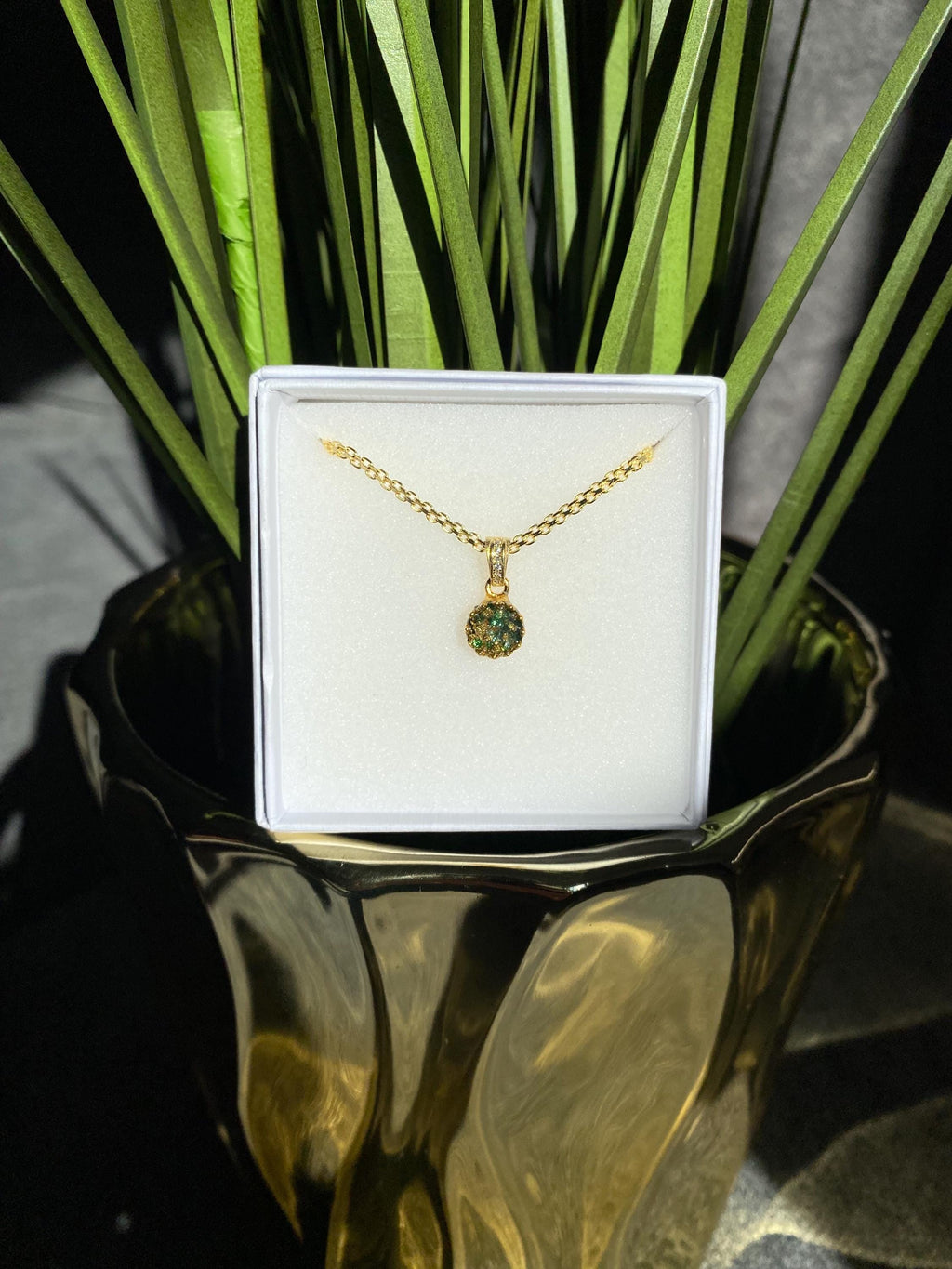 Königlicher Goldanhänger mit Smaragd Brillianten und Diamanten in Epoxidharz – edel, einzigartig & handgefertigt (8 mm)