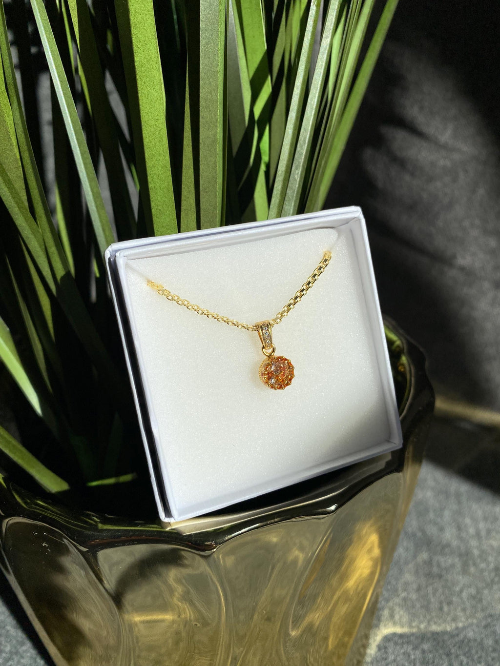 Königlicher Goldanhänger mit Mandarin Brillianten und Diamanten in Epoxidharz – edel, einzigartig & handgefertigt (8 mm)