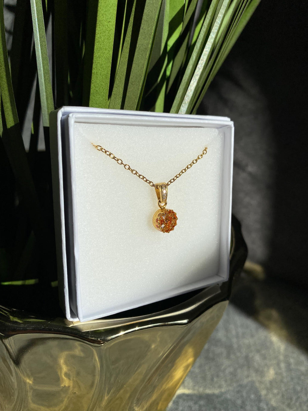 Königlicher Goldanhänger mit Mandarin Brillianten und Diamanten in Epoxidharz – edel, einzigartig & handgefertigt (8 mm)
