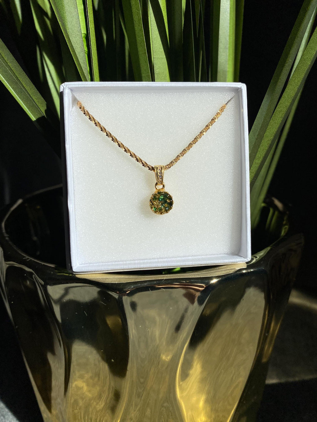 Königlicher Goldanhänger mit Smaragd Brillianten und Diamanten in Epoxidharz – edel, einzigartig & handgefertigt (8 mm)