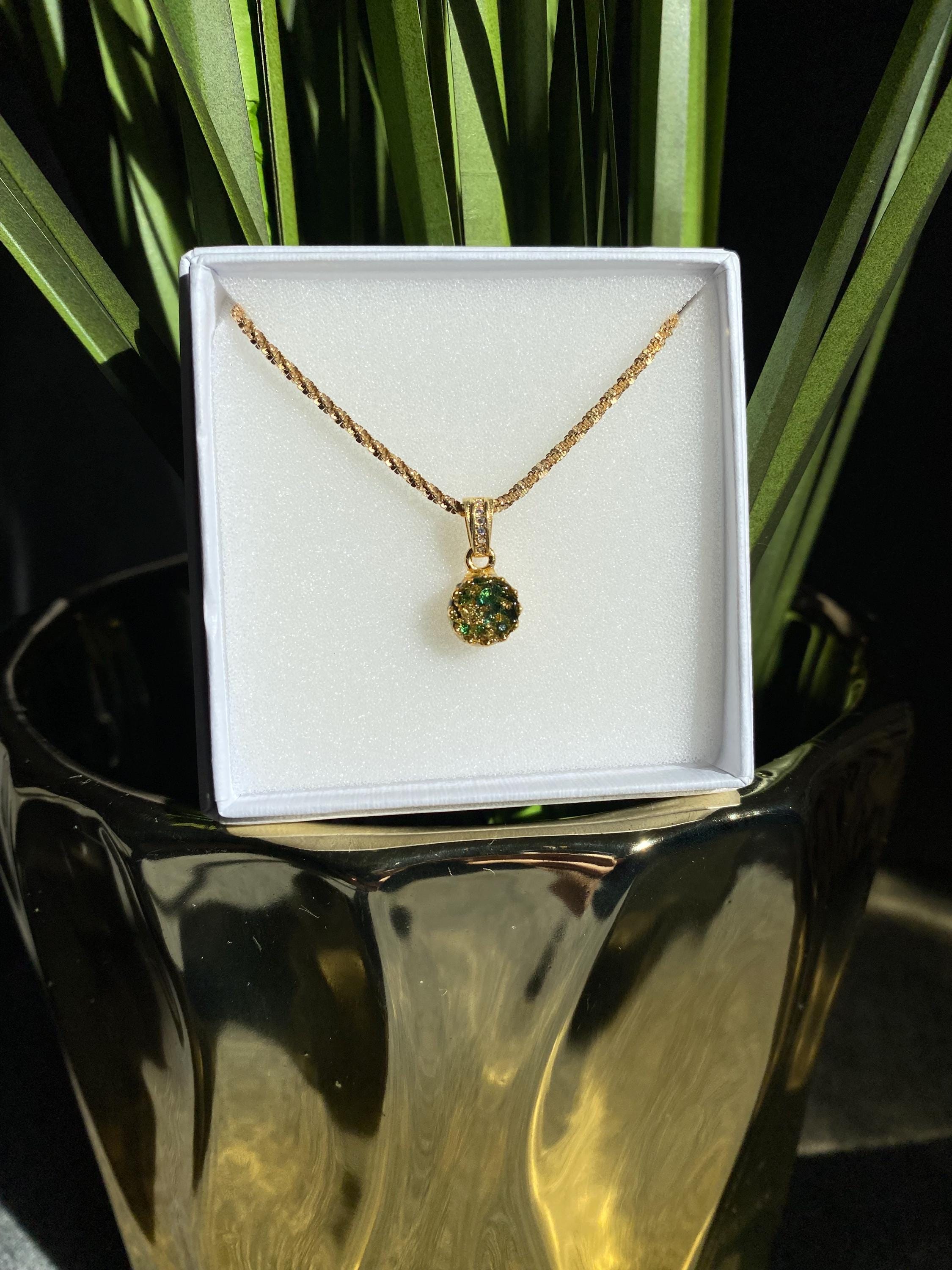 Königlicher Goldanhänger mit Smaragd Brillianten und Diamanten in Epoxidharz – edel, einzigartig & handgefertigt (8 mm)