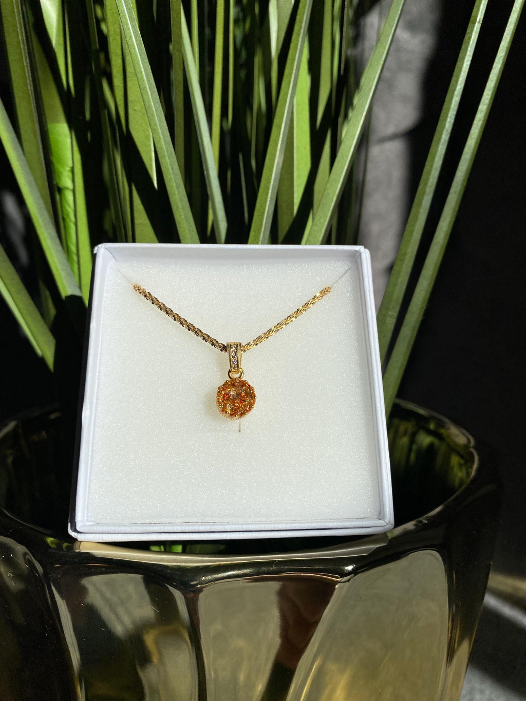 Königlicher Goldanhänger mit Mandarin Brillianten und Diamanten in Epoxidharz – edel, einzigartig & handgefertigt (8 mm)