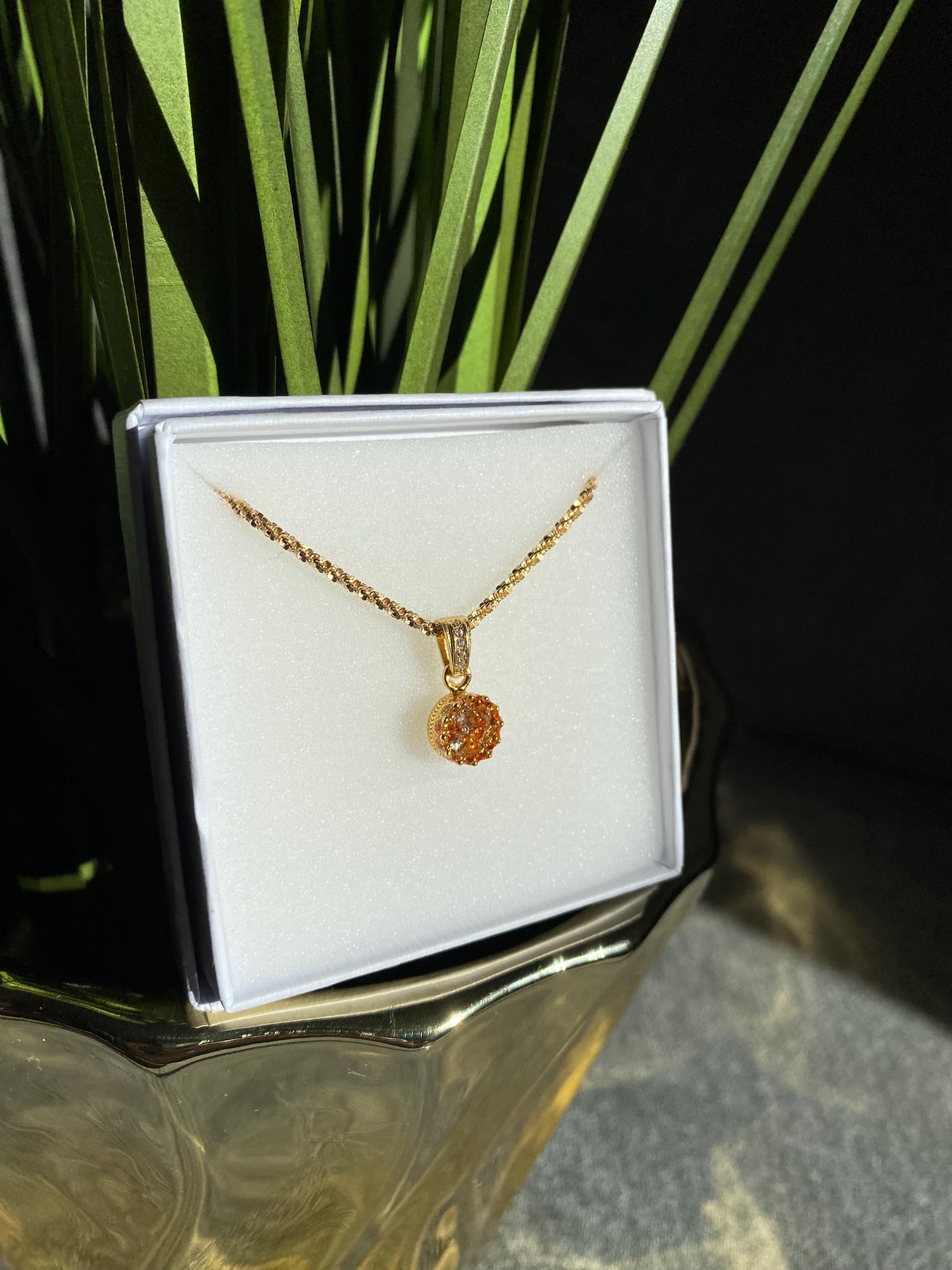 Königlicher Goldanhänger mit Mandarin Brillianten und Diamanten in Epoxidharz – edel, einzigartig & handgefertigt (8 mm)