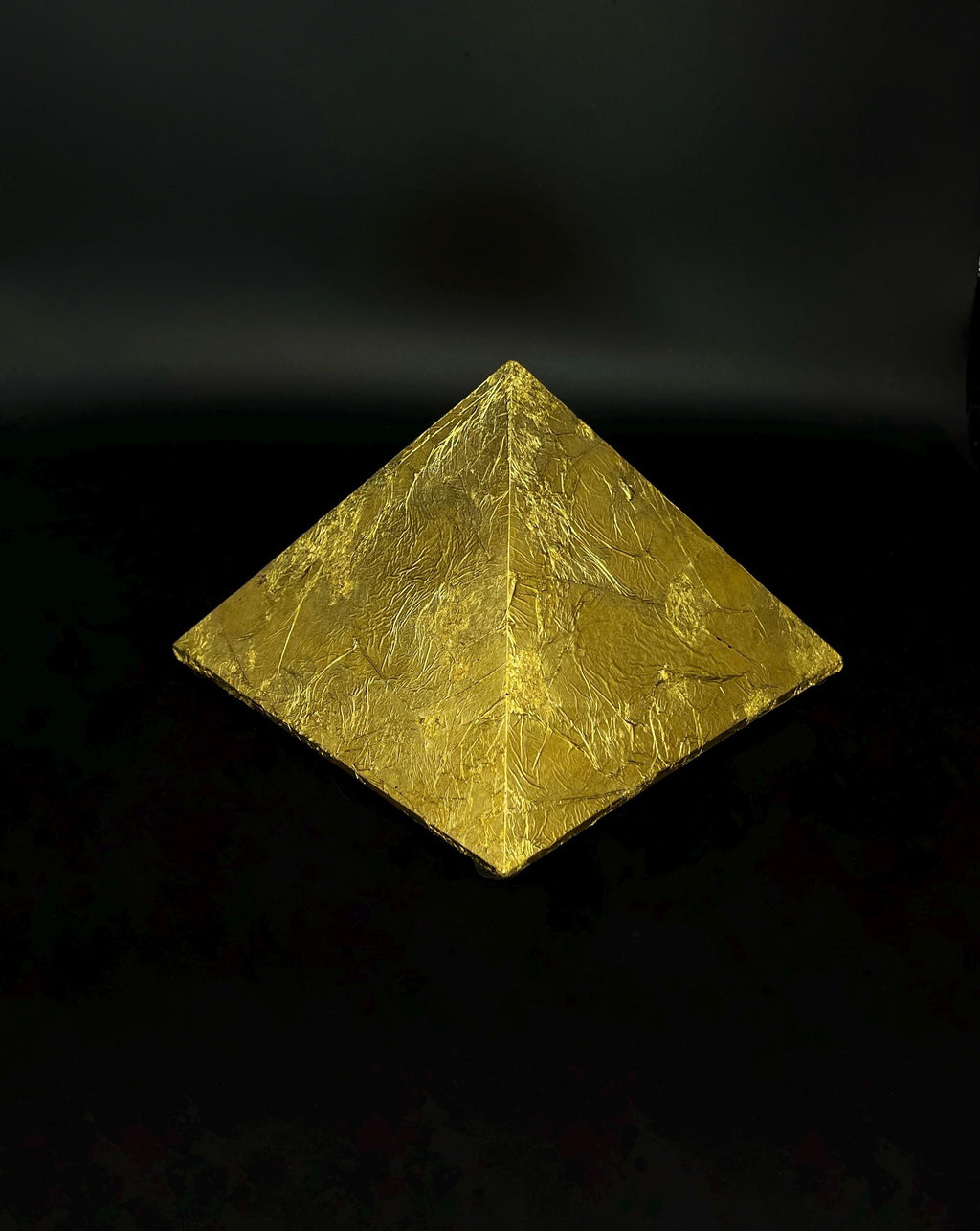 Gold Cheops Orgonit Pyramide von Hand gefertigt mit echten Blattgold in rustikaler Optik für optimale Wirkung und räumliche Ästhetik