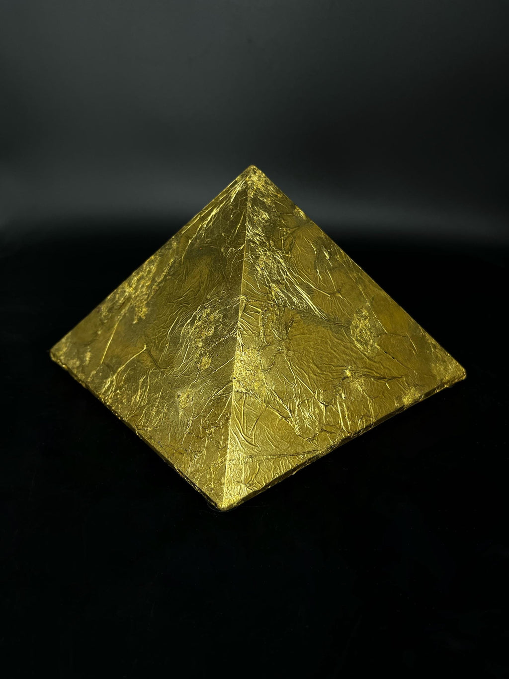 Gold Cheops Orgonit Pyramide von Hand gefertigt mit echten Blattgold in rustikaler Optik für optimale Wirkung und räumliche Ästhetik