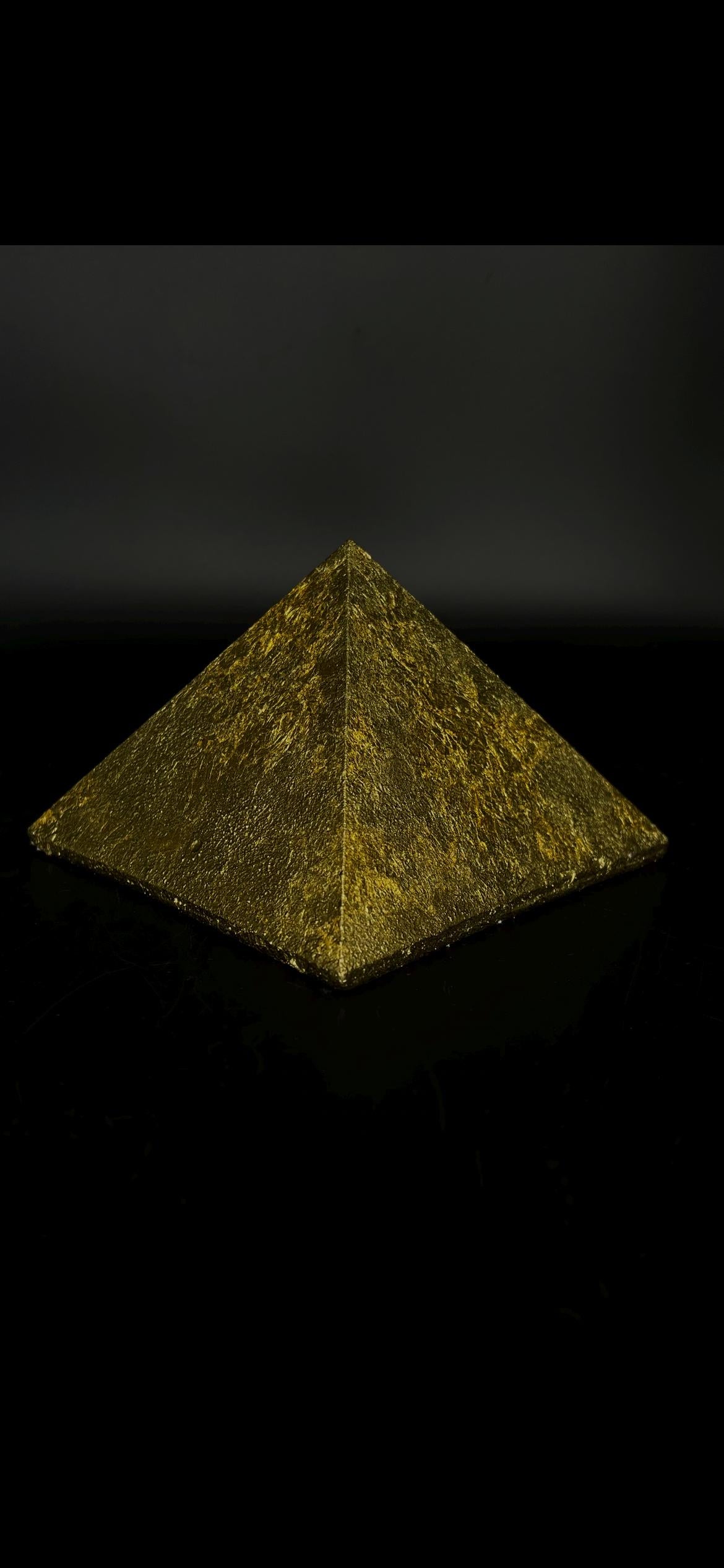 Gold Cheops Orgonit Pyramide von Hand gefertigt mit echten Blattgold in rustikaler Optik für optimale Wirkung und räumliche Ästhetik