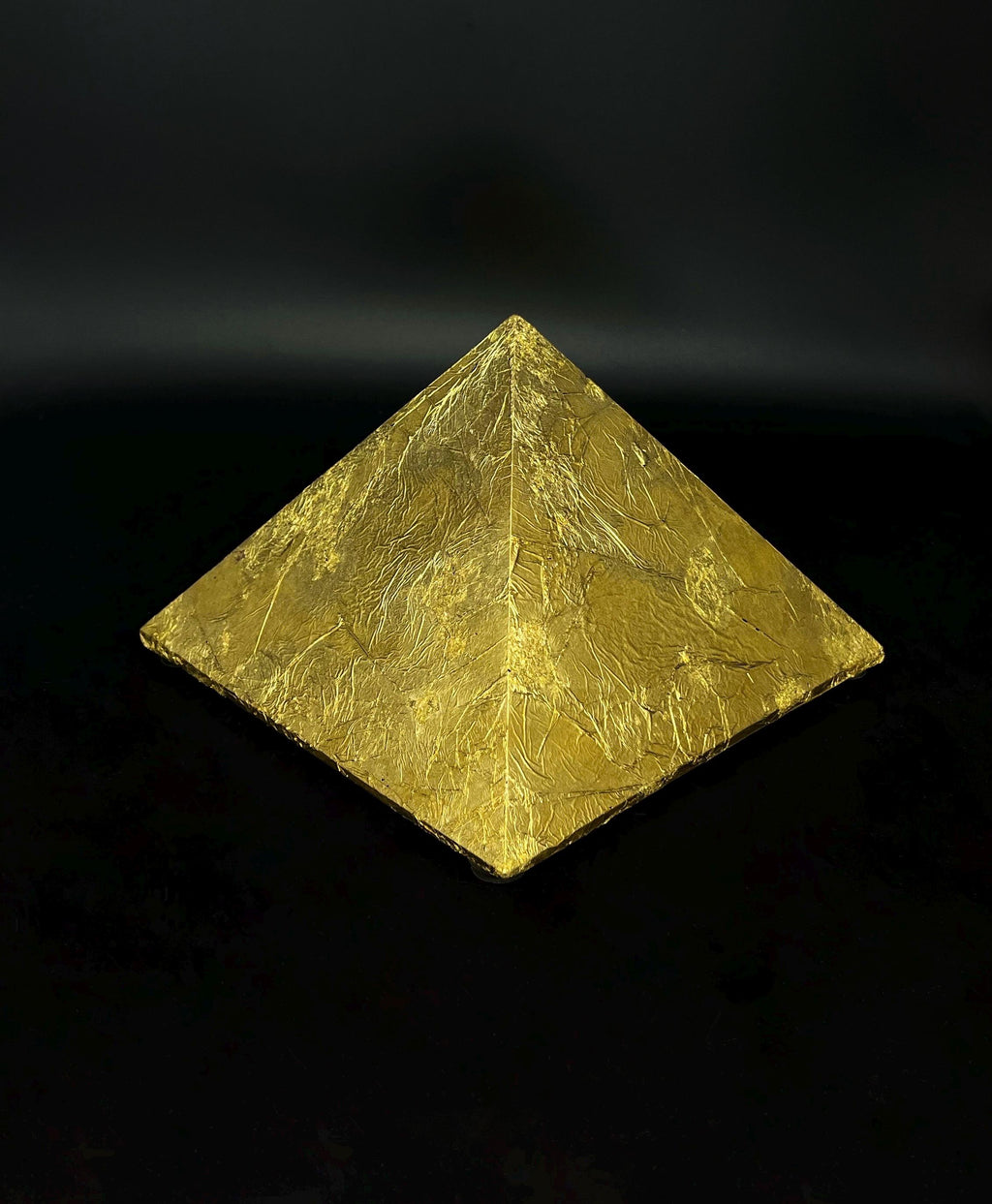 Gold Cheops Orgonit Pyramide von Hand gefertigt mit echten Blattgold in rustikaler Optik für optimale Wirkung und räumliche Ästhetik