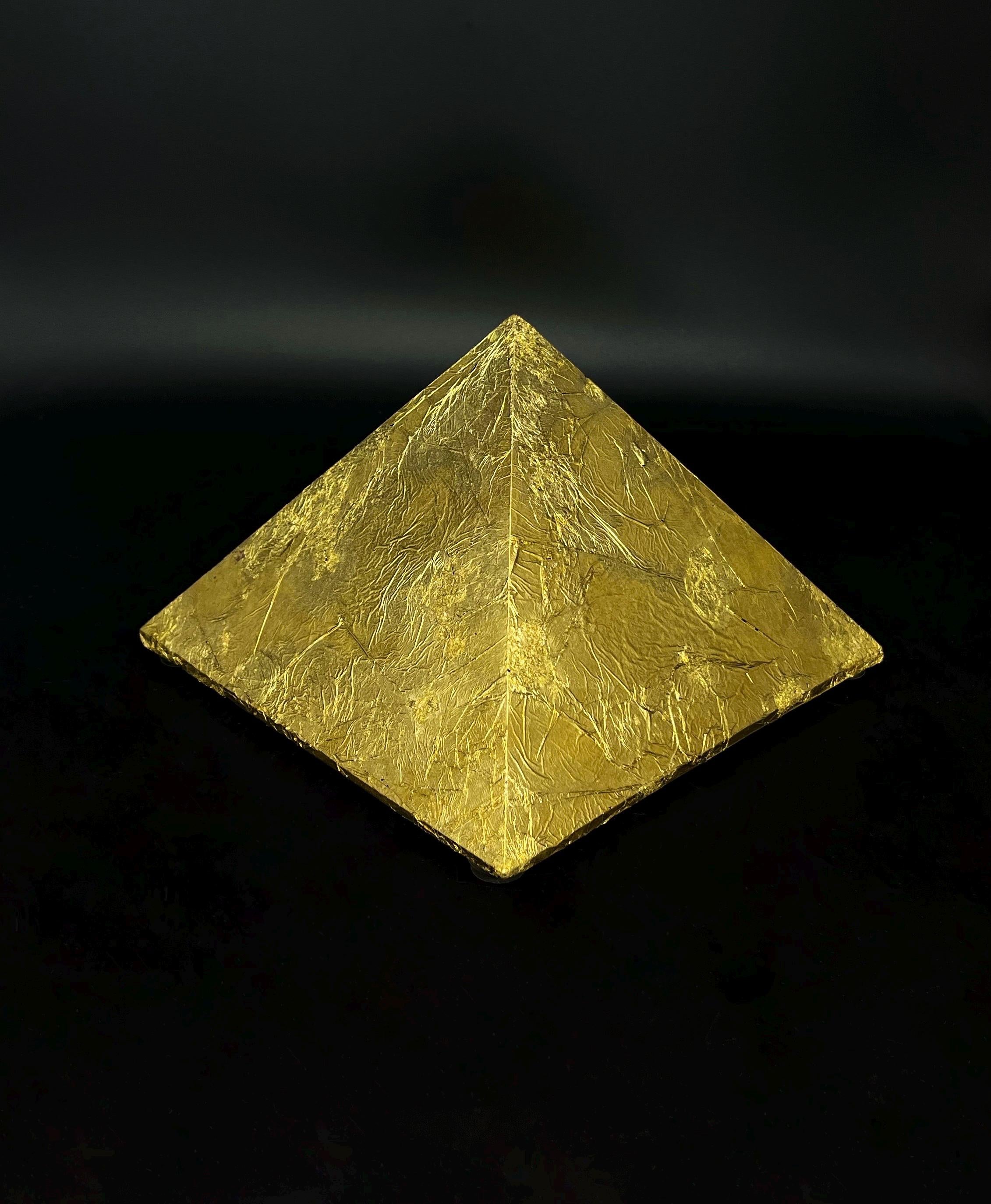 Gold Cheops Orgonit Pyramide von Hand gefertigt mit echten Blattgold in rustikaler Optik für optimale Wirkung und räumliche Ästhetik