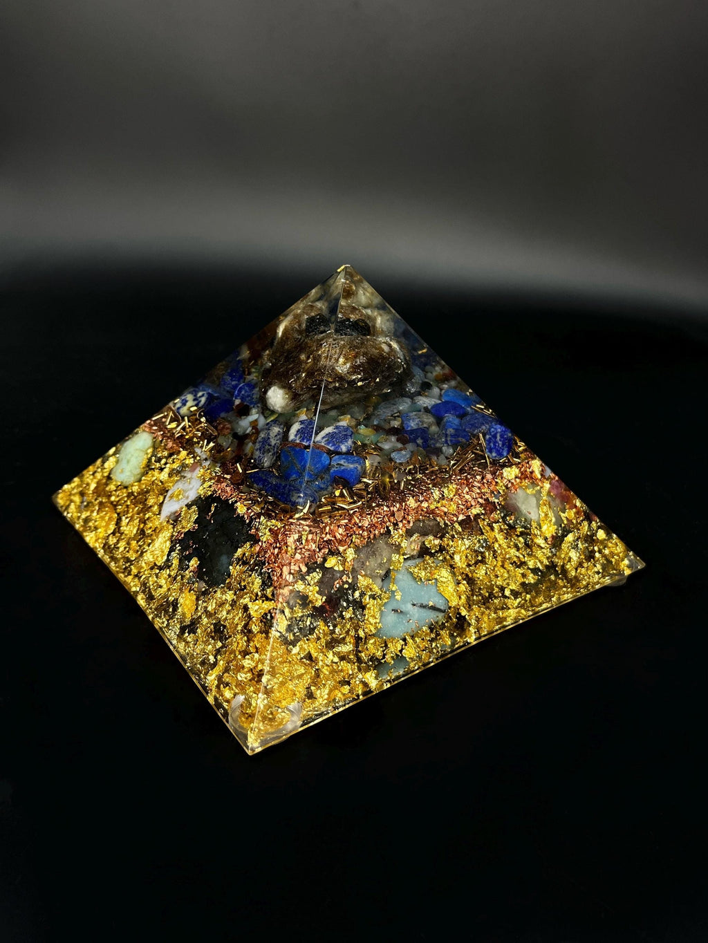 Achtseitige Cheops Orgonit Pyramide aus Gold in rustikalem Stil mit rauer Oberfläche - von Hand gefertigt