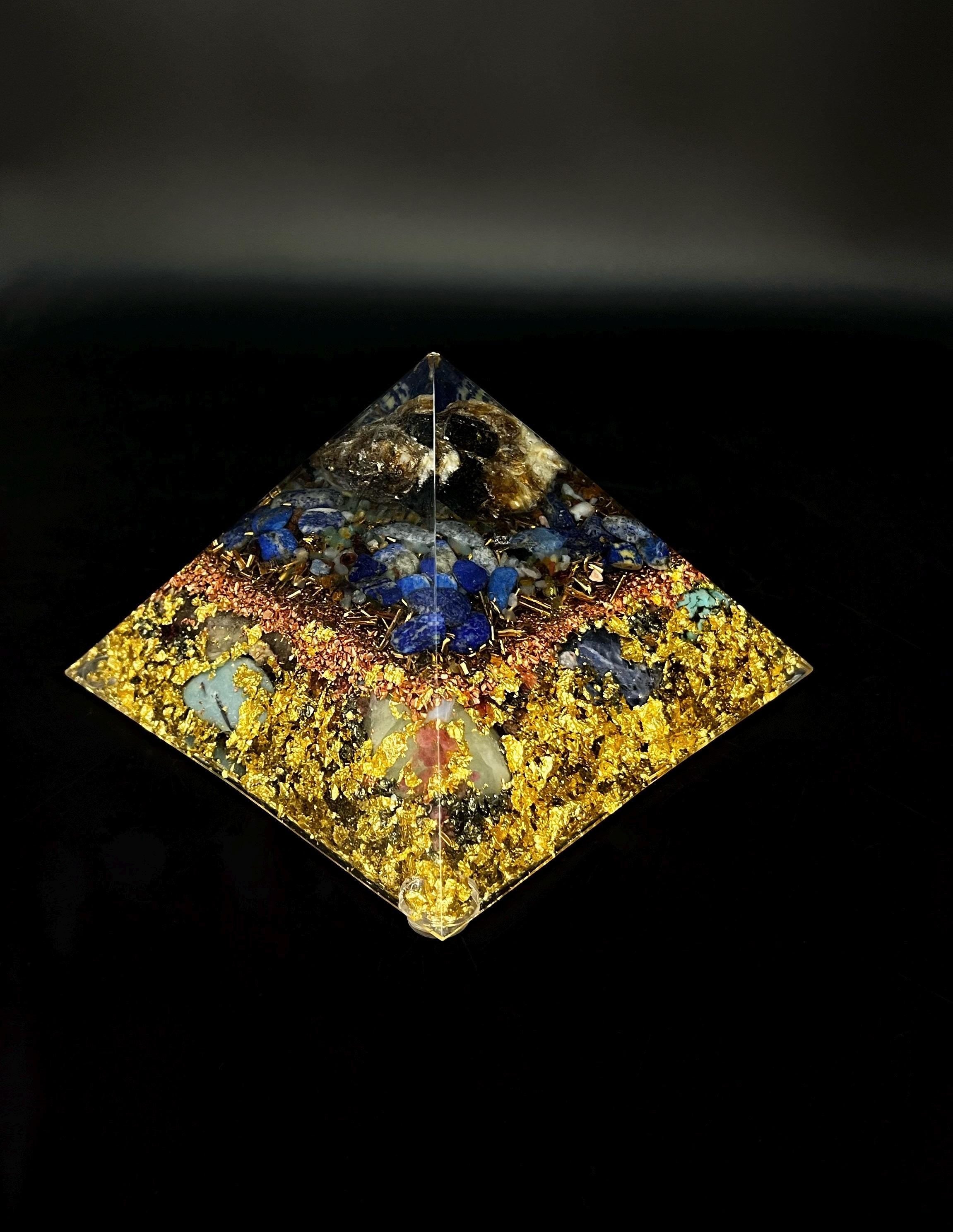 Achtseitige Cheops Orgonit Pyramide aus Gold in rustikalem Stil mit rauer Oberfläche - von Hand gefertigt