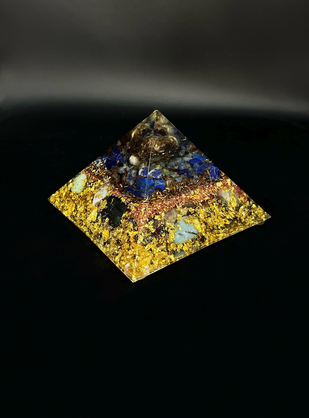Achtseitige Cheops Orgonit Pyramide aus Gold in rustikalem Stil mit rauer Oberfläche - von Hand gefertigt