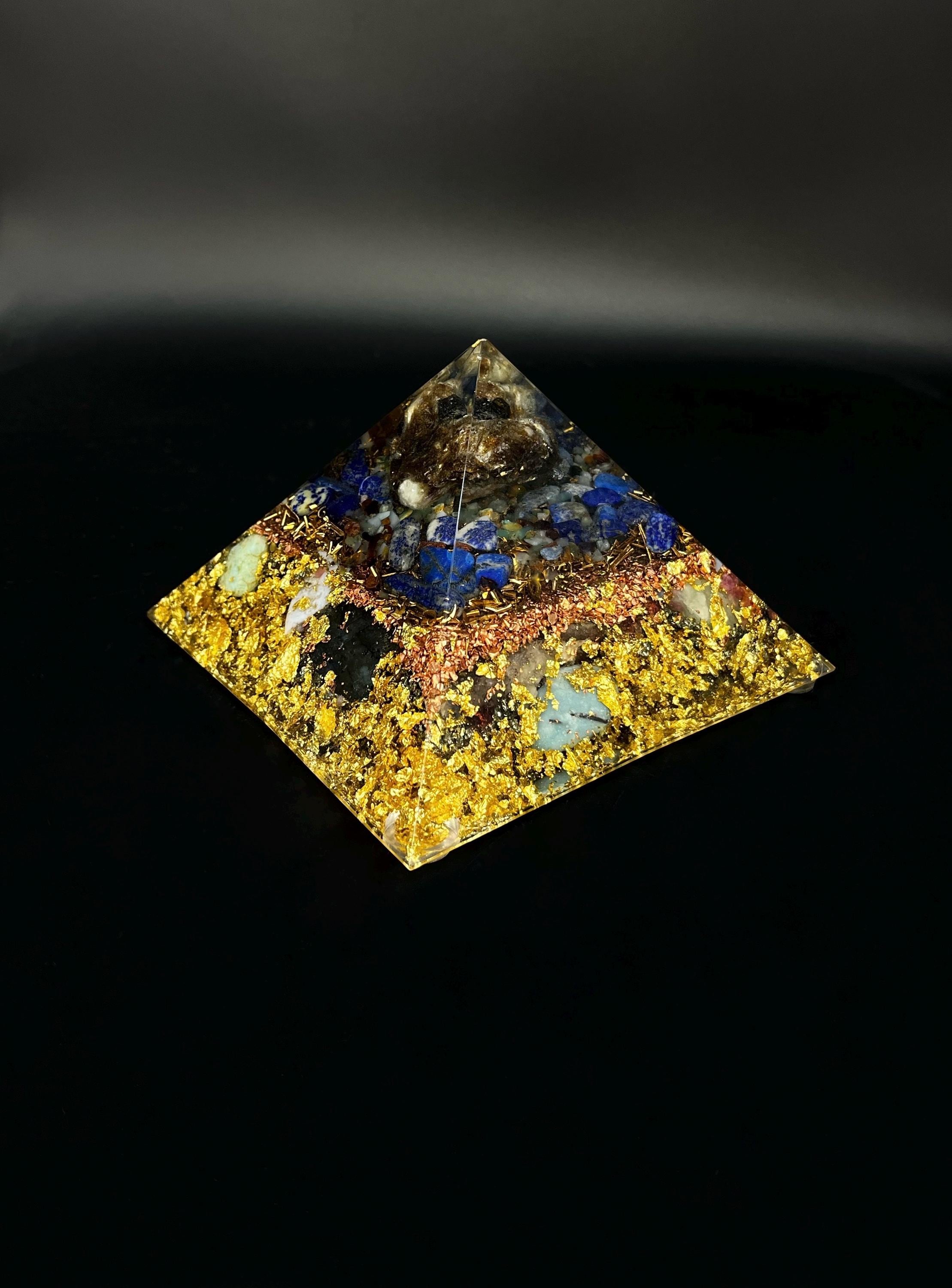 Achtseitige Cheops Orgonit Pyramide aus Gold in rustikalem Stil mit rauer Oberfläche - von Hand gefertigt
