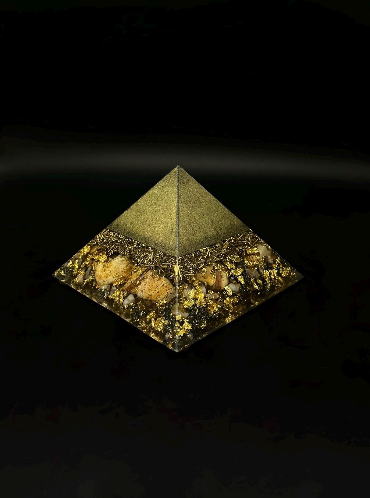 Orgonit Pyramide mit Horusauge & rotem Jaspis | Energetischer Schutz | Spirituelle Deko und Chakra Harmonie