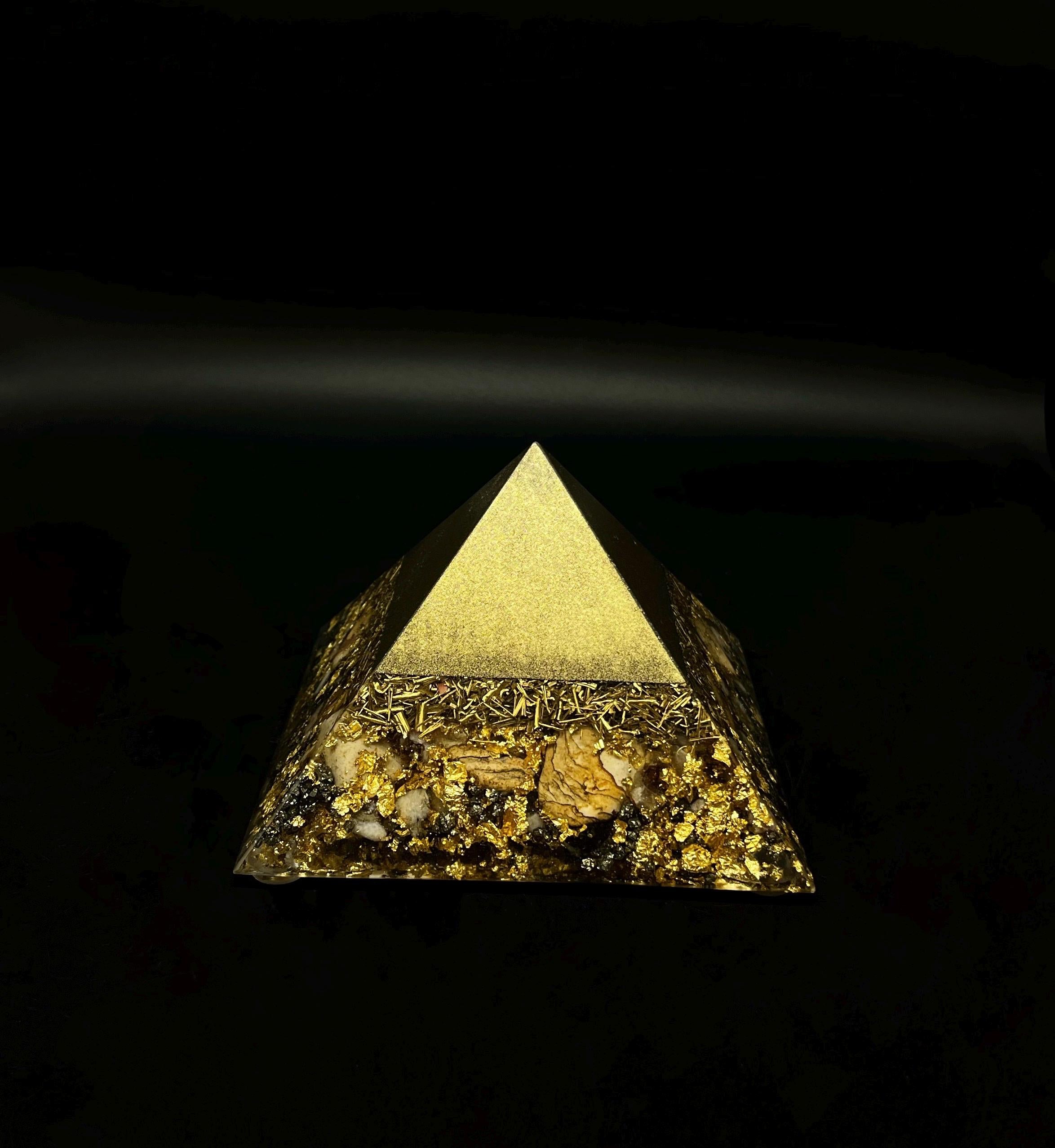 Orgonit Pyramide mit Horusauge & rotem Jaspis | Energetischer Schutz | Spirituelle Deko und Chakra Harmonie