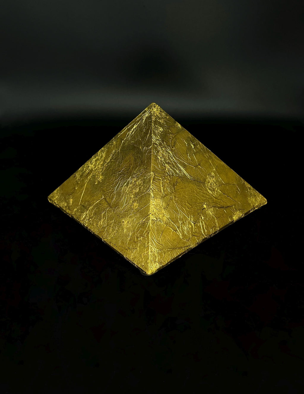Gold Cheops Orgonit Pyramide von Hand gefertigt mit echten Blattgold in rustikaler Optik für optimale Wirkung und räumliche Ästhetik
