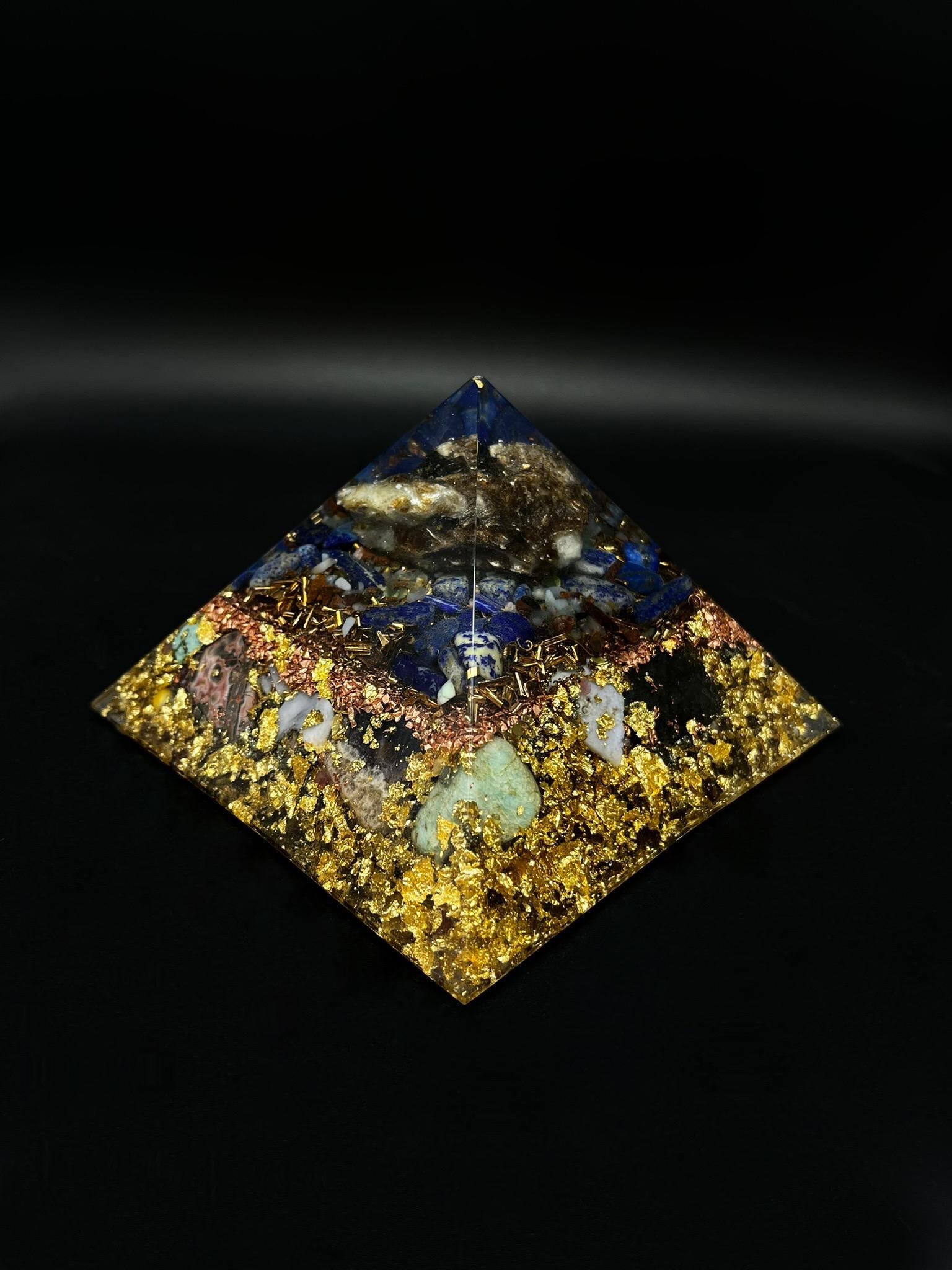 Achtseitige Cheops Orgonit Pyramide aus Gold in rustikalem Stil mit rauer Oberfläche - von Hand gefertigt