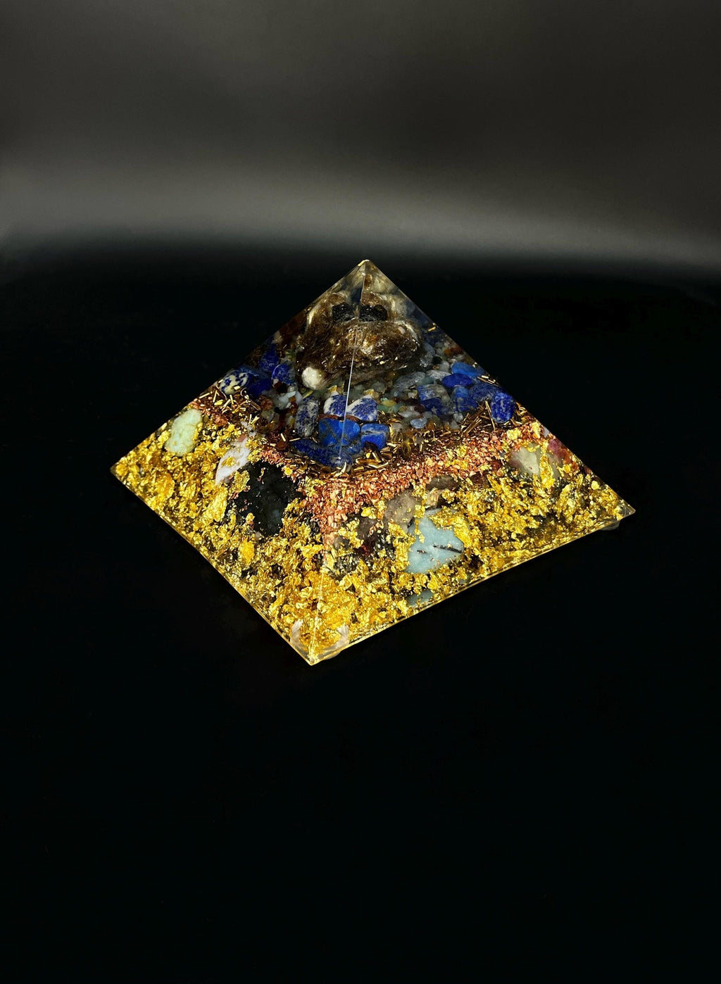 Achtseitige Cheops Orgonit Pyramide aus Gold in rustikalem Stil mit rauer Oberfläche - von Hand gefertigt