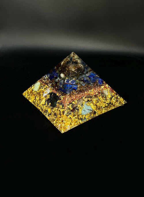 Achtseitige Cheops Orgonit Pyramide aus Gold in rustikalem Stil mit rauer Oberfläche - von Hand gefertigt