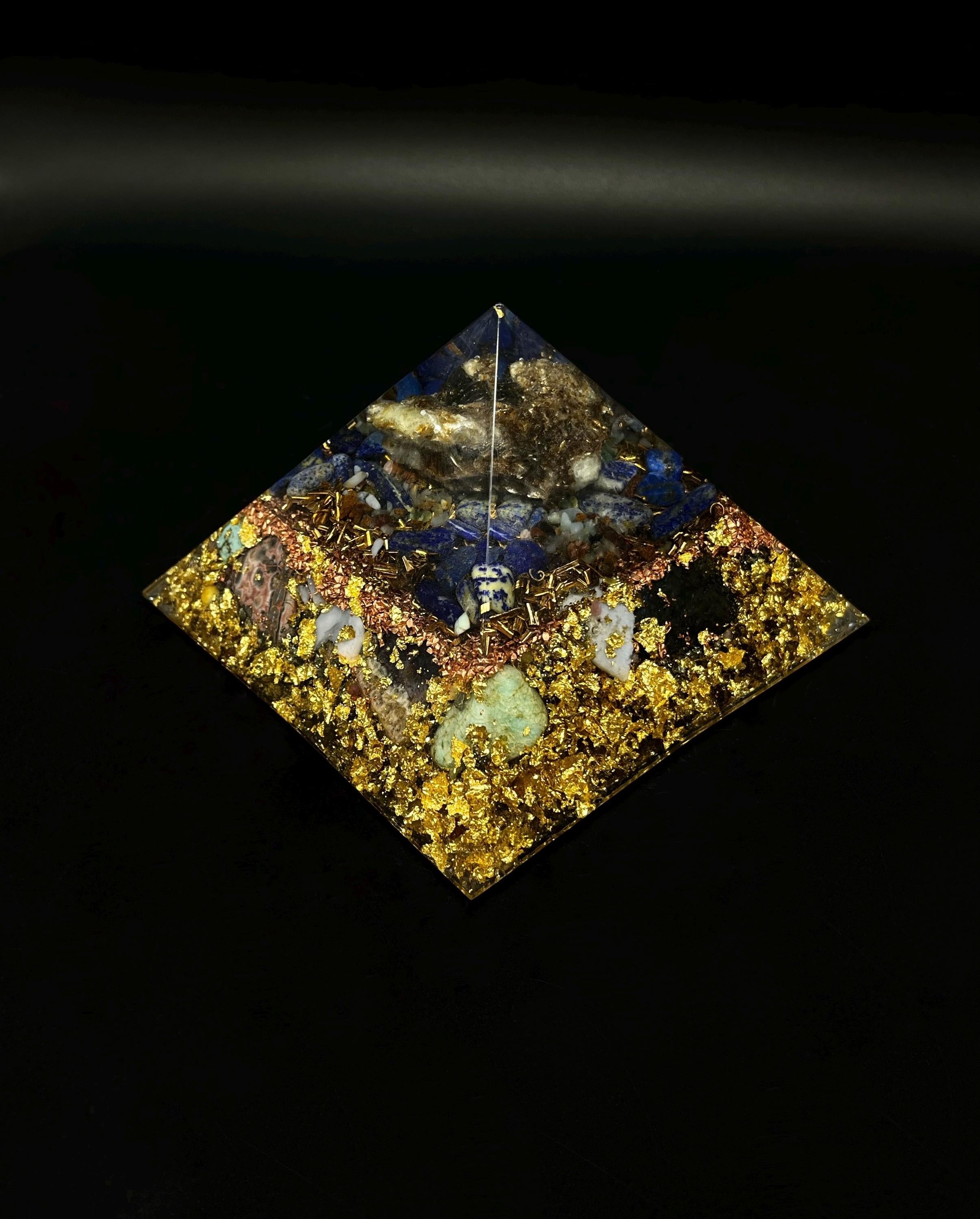 Achtseitige Cheops Orgonit Pyramide aus Gold in rustikalem Stil mit rauer Oberfläche - von Hand gefertigt