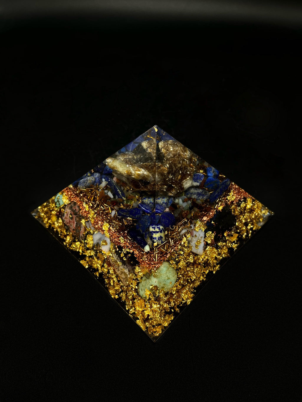 Achtseitige Cheops Orgonit Pyramide aus Gold in rustikalem Stil mit rauer Oberfläche - von Hand gefertigt