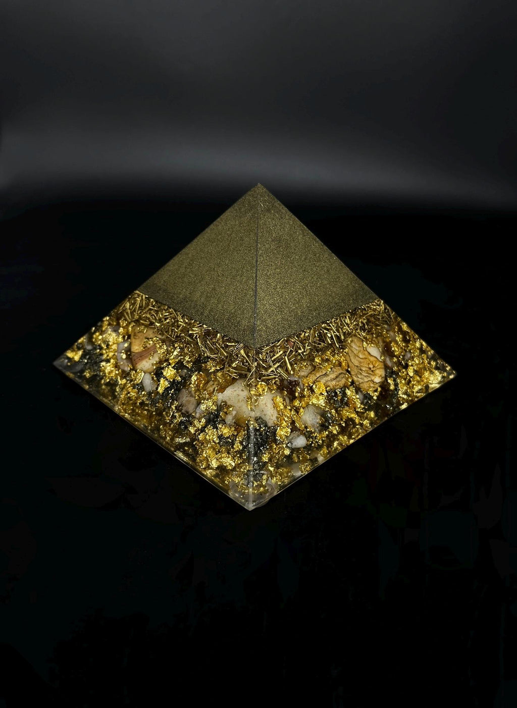 Orgonit Pyramide mit Horusauge & rotem Jaspis | Energetischer Schutz | Spirituelle Deko und Chakra Harmonie