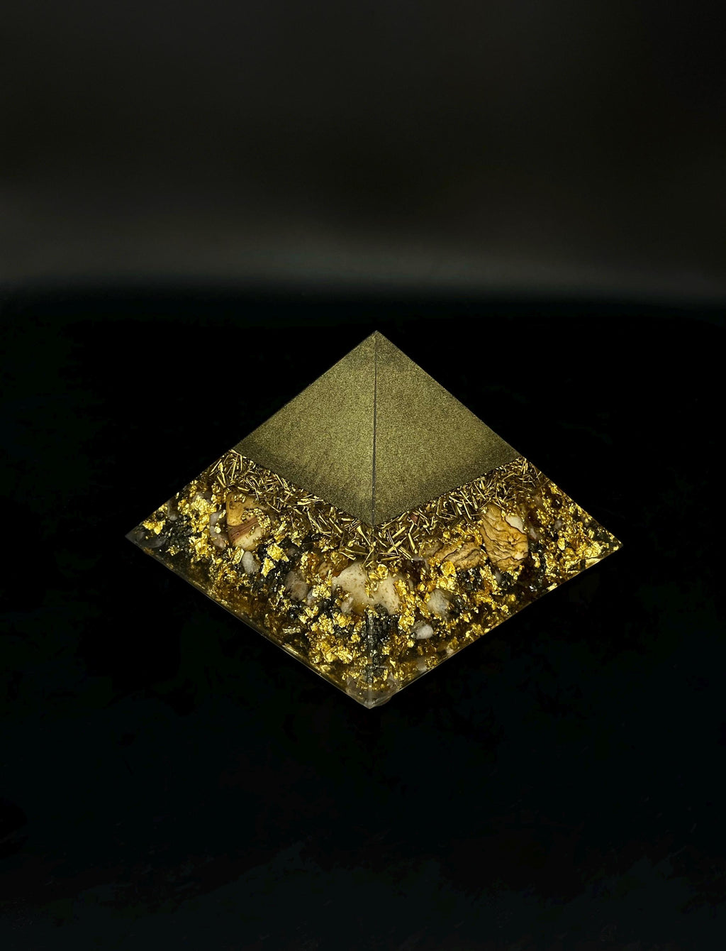 Orgonit Pyramide mit Horusauge & rotem Jaspis | Energetischer Schutz | Spirituelle Deko und Chakra Harmonie