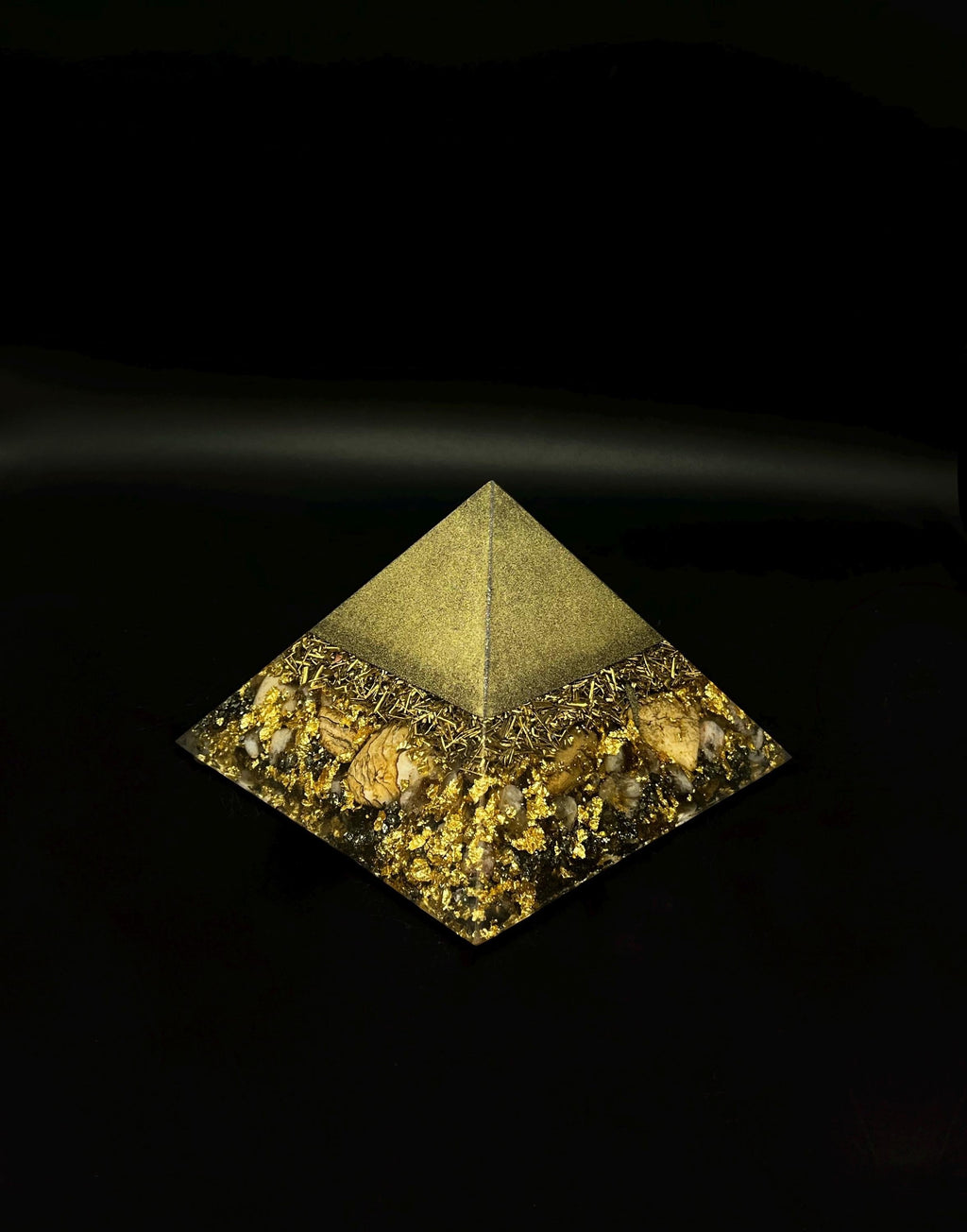 Orgonit Pyramide mit Horusauge & rotem Jaspis | Energetischer Schutz | Spirituelle Deko und Chakra Harmonie