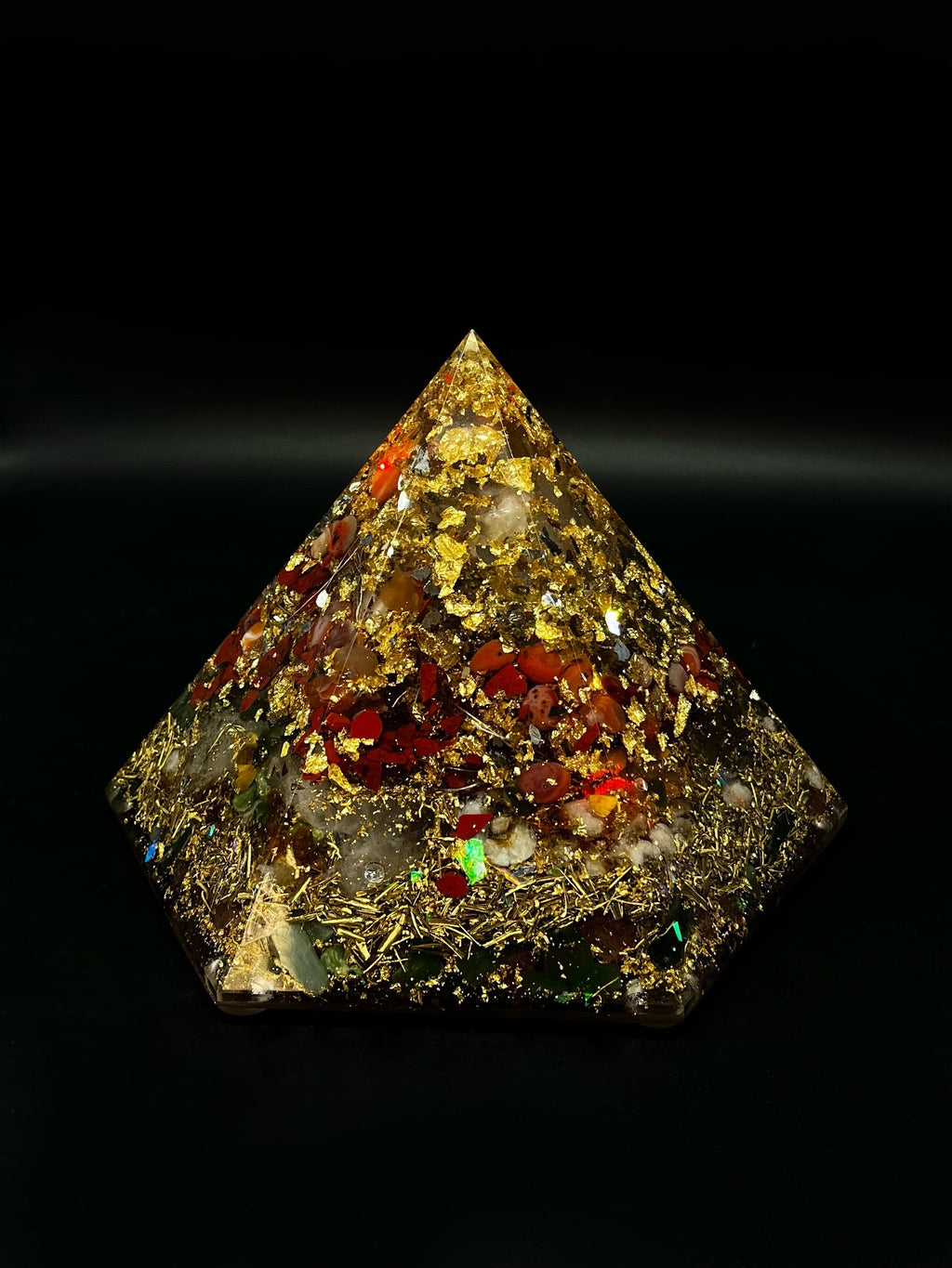 Lichtpyramide Weihnachten | Handgemachte Energiepyramide mit Bergkristall & integrierter Leuchtfunktion mit Batteriefach Orgonit Pyramide