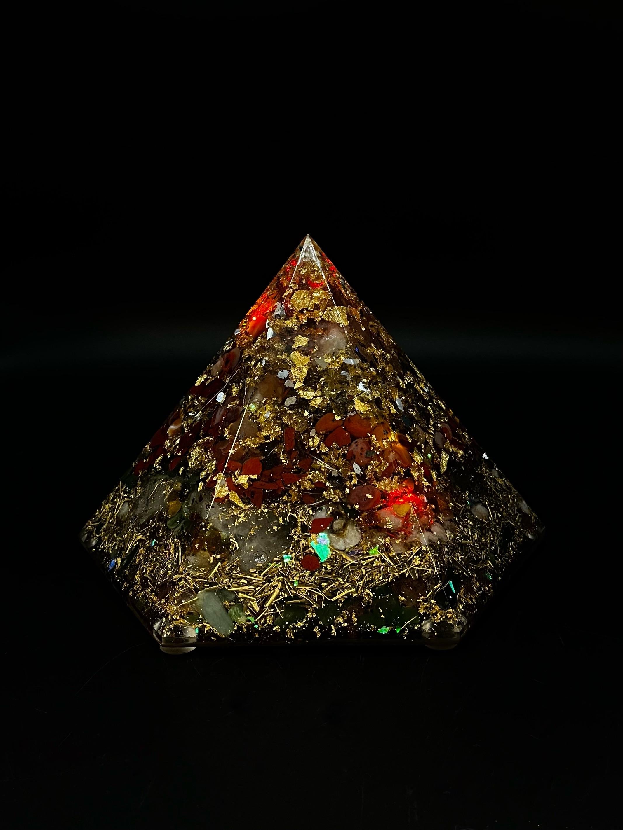 Lichtpyramide Weihnachten | Handgemachte Energiepyramide mit Bergkristall & integrierter Leuchtfunktion mit Batteriefach Orgonit Pyramide