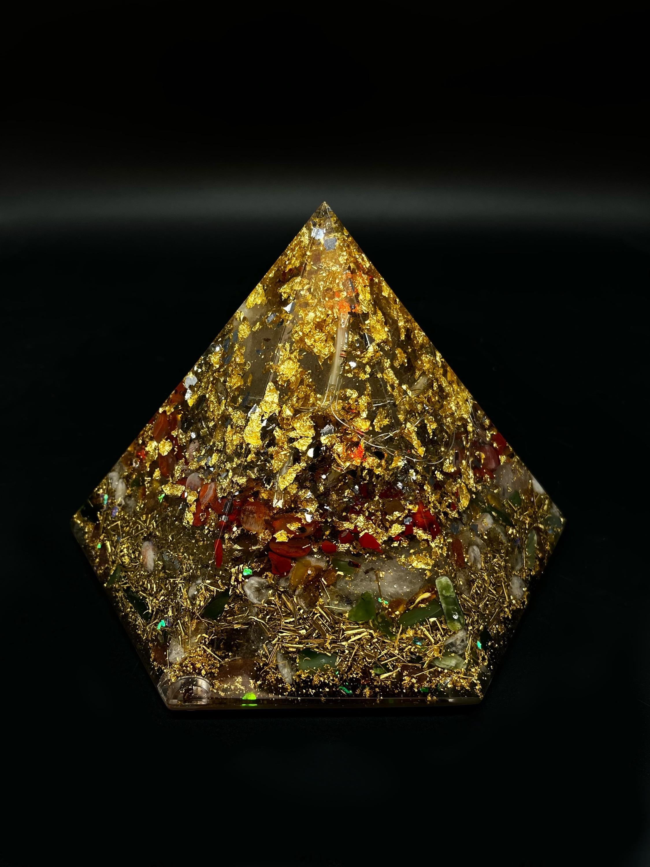 Lichtpyramide Weihnachten | Handgemachte Energiepyramide mit Bergkristall & integrierter Leuchtfunktion mit Batteriefach Orgonit Pyramide