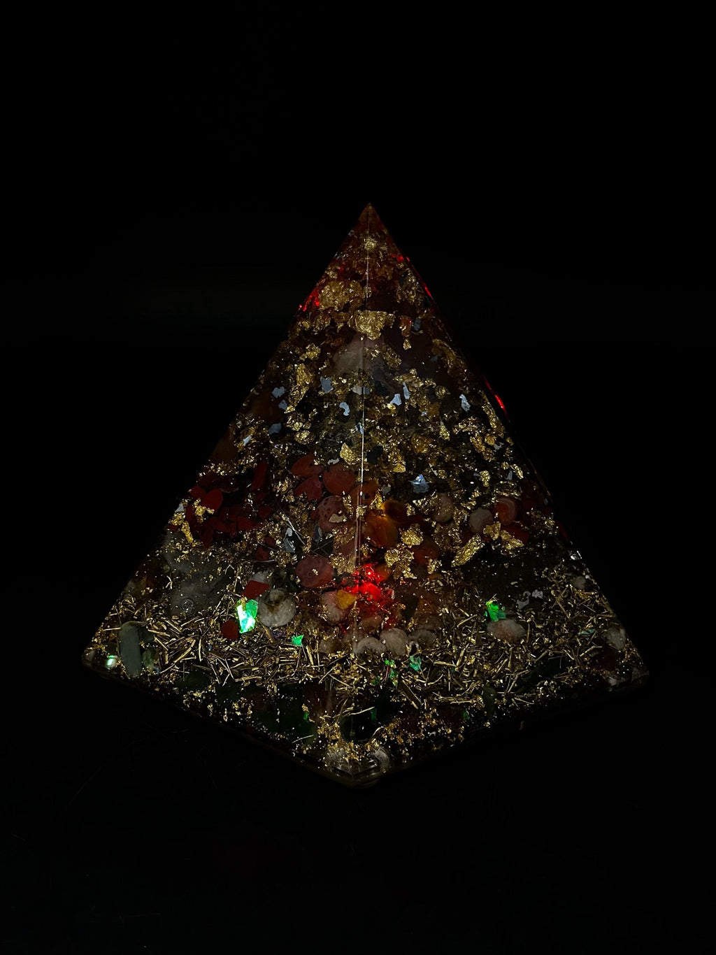 Lichtpyramide Weihnachten | Handgemachte Energiepyramide mit Bergkristall & integrierter Leuchtfunktion mit Batteriefach Orgonit Pyramide