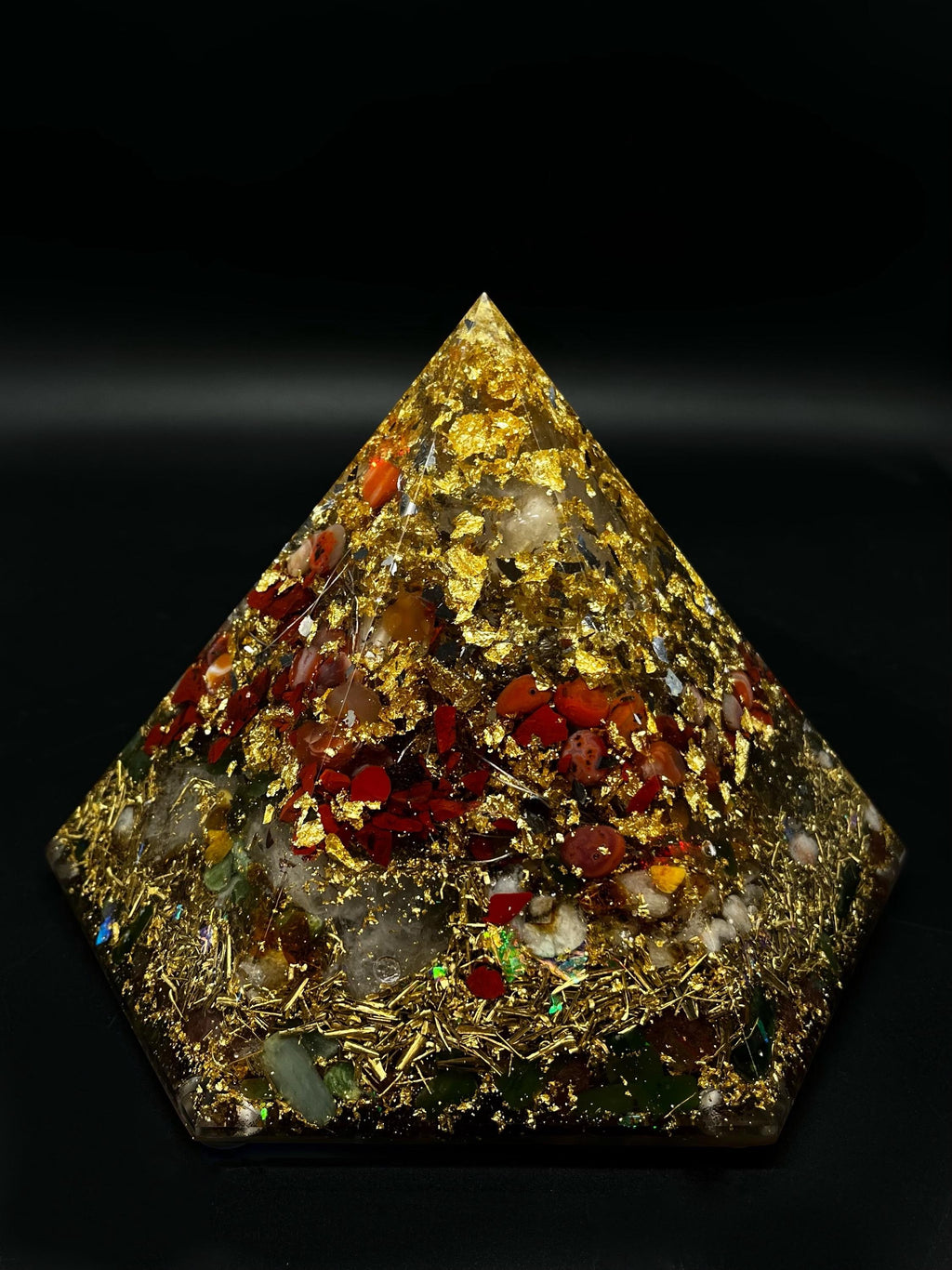 Lichtpyramide Weihnachten | Handgemachte Energiepyramide mit Bergkristall & integrierter Leuchtfunktion mit Batteriefach Orgonit Pyramide