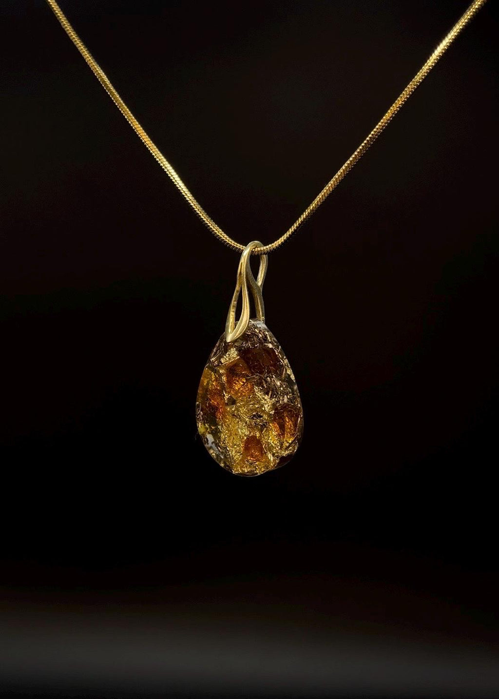 Bernstein Anhänger mit vergoldetem 925 Sterling Silber und Blattgold | Orgonit Amulett in Tropfenform | Weihnachtsgeschenk