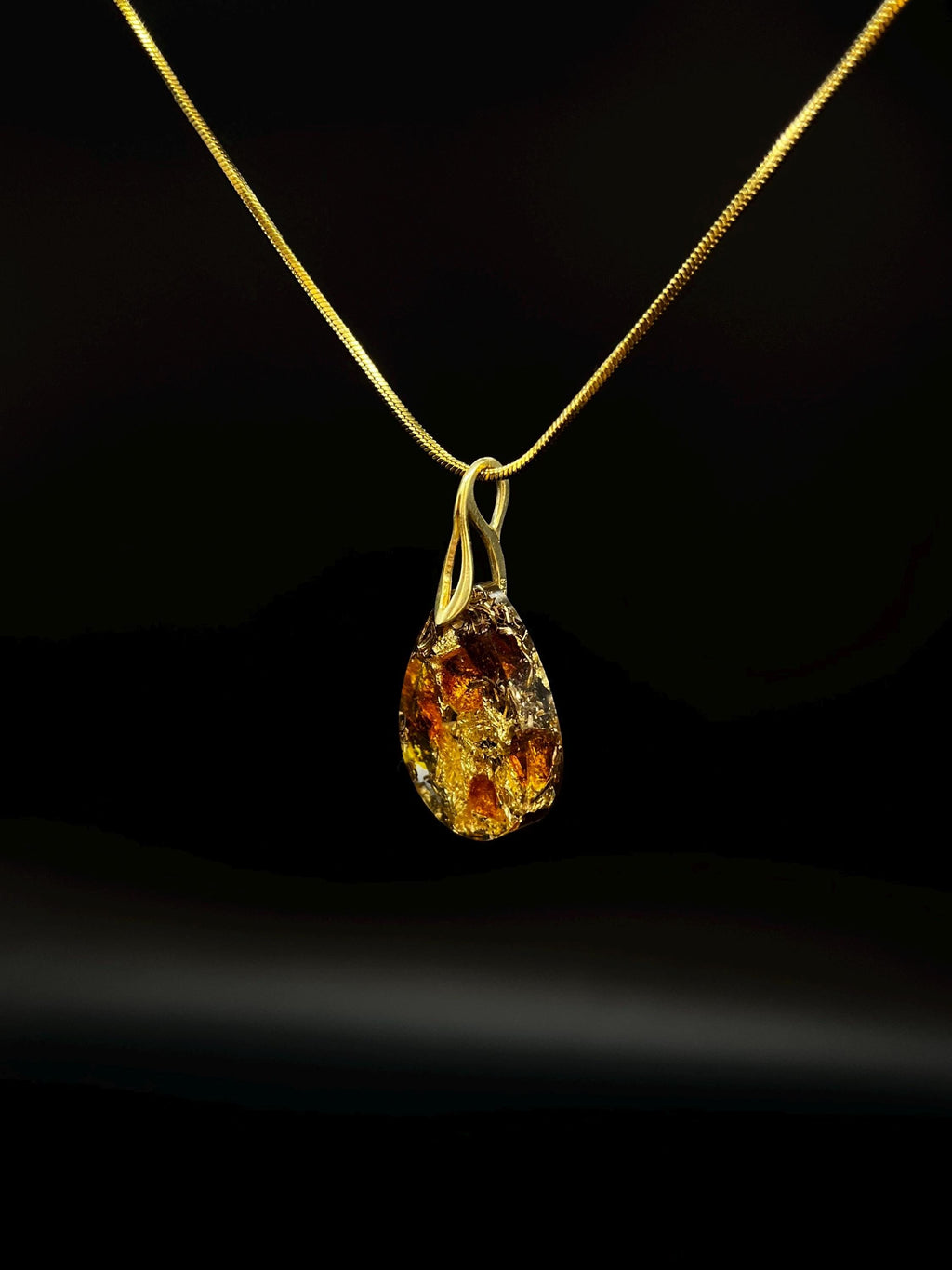 Bernstein Anhänger mit vergoldetem 925 Sterling Silber und Blattgold | Orgonit Amulett in Tropfenform | Weihnachtsgeschenk