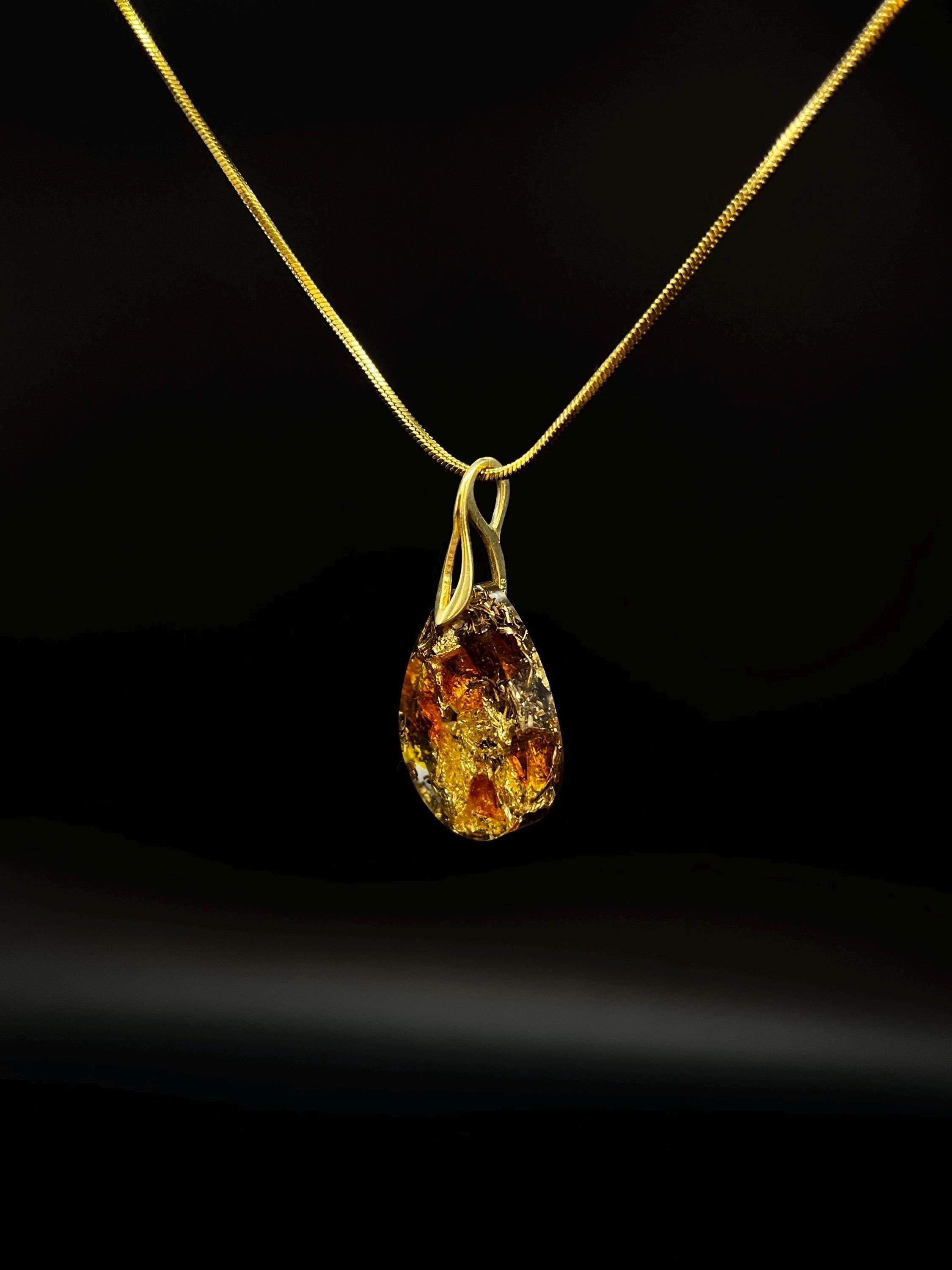 Bernstein Anhänger mit vergoldetem 925 Sterling Silber und Blattgold | Orgonit Amulett in Tropfenform | Weihnachtsgeschenk