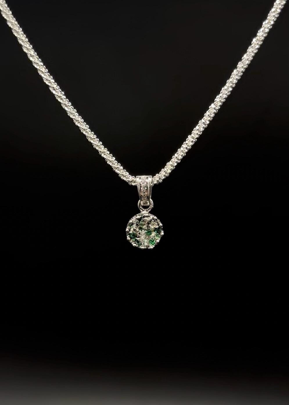 Königlicher Kronenanhänger mit Smaragd Brillianten und Diamanten in Epoxidharz – edel, einzigartig & handgefertigt (8 mm)