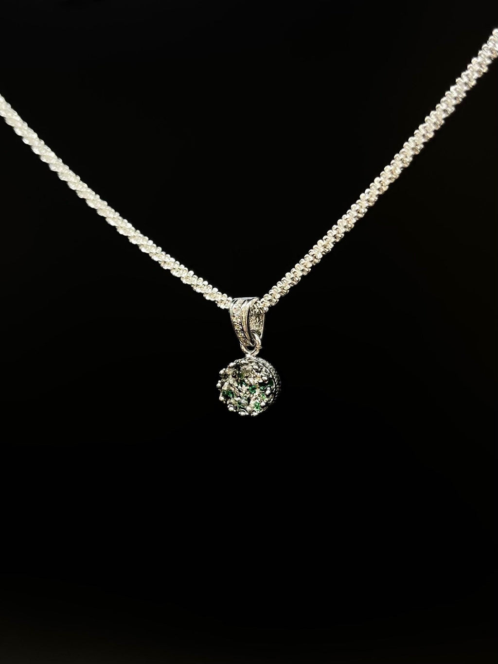 Königlicher Kronenanhänger mit Smaragd Brillianten und Diamanten in Epoxidharz – edel, einzigartig & handgefertigt (8 mm)