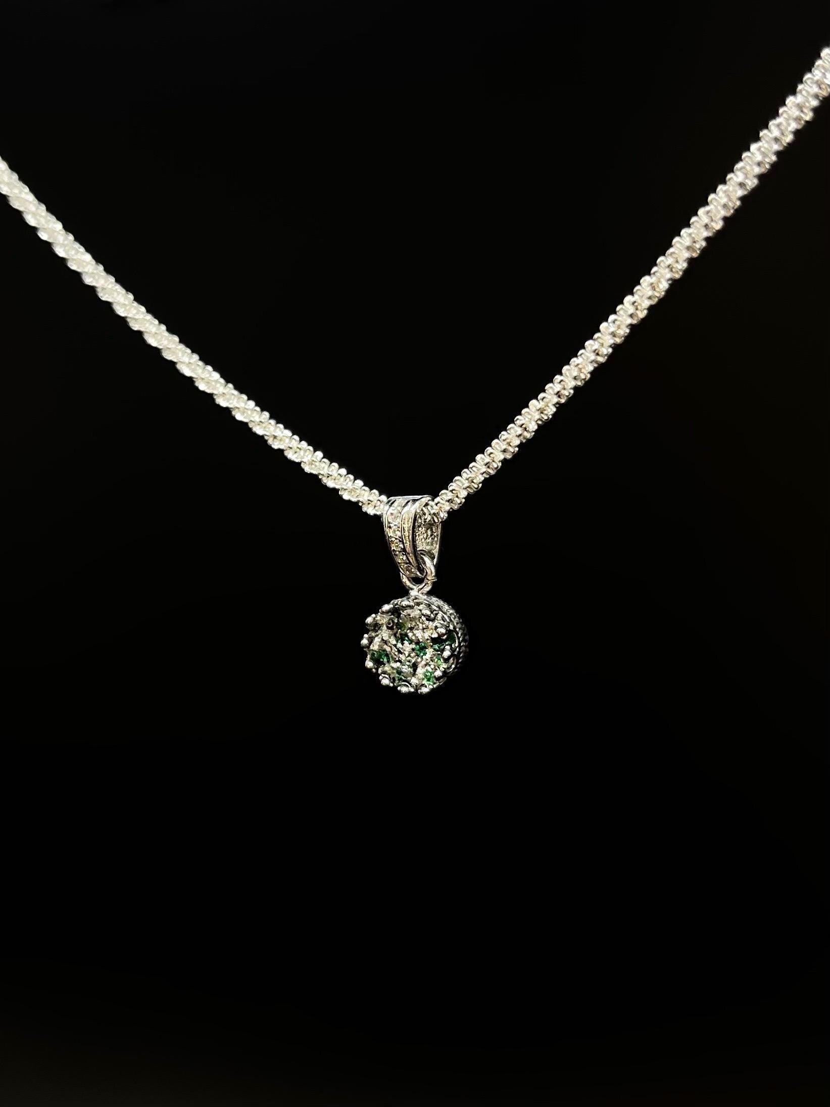 Königlicher Kronenanhänger mit Smaragd Brillianten und Diamanten in Epoxidharz – edel, einzigartig & handgefertigt (8 mm)